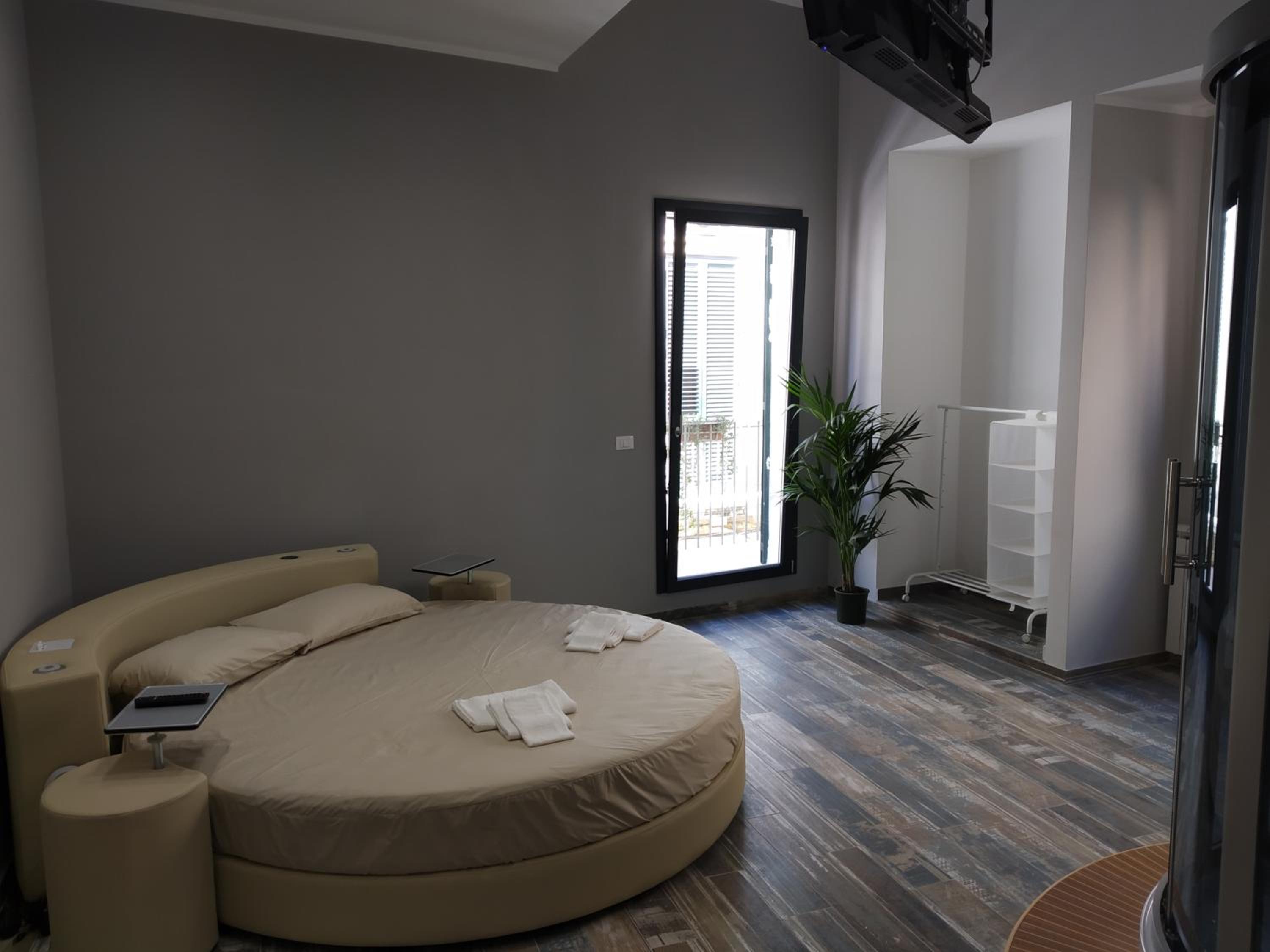 Deluxe King Room - Photo 1