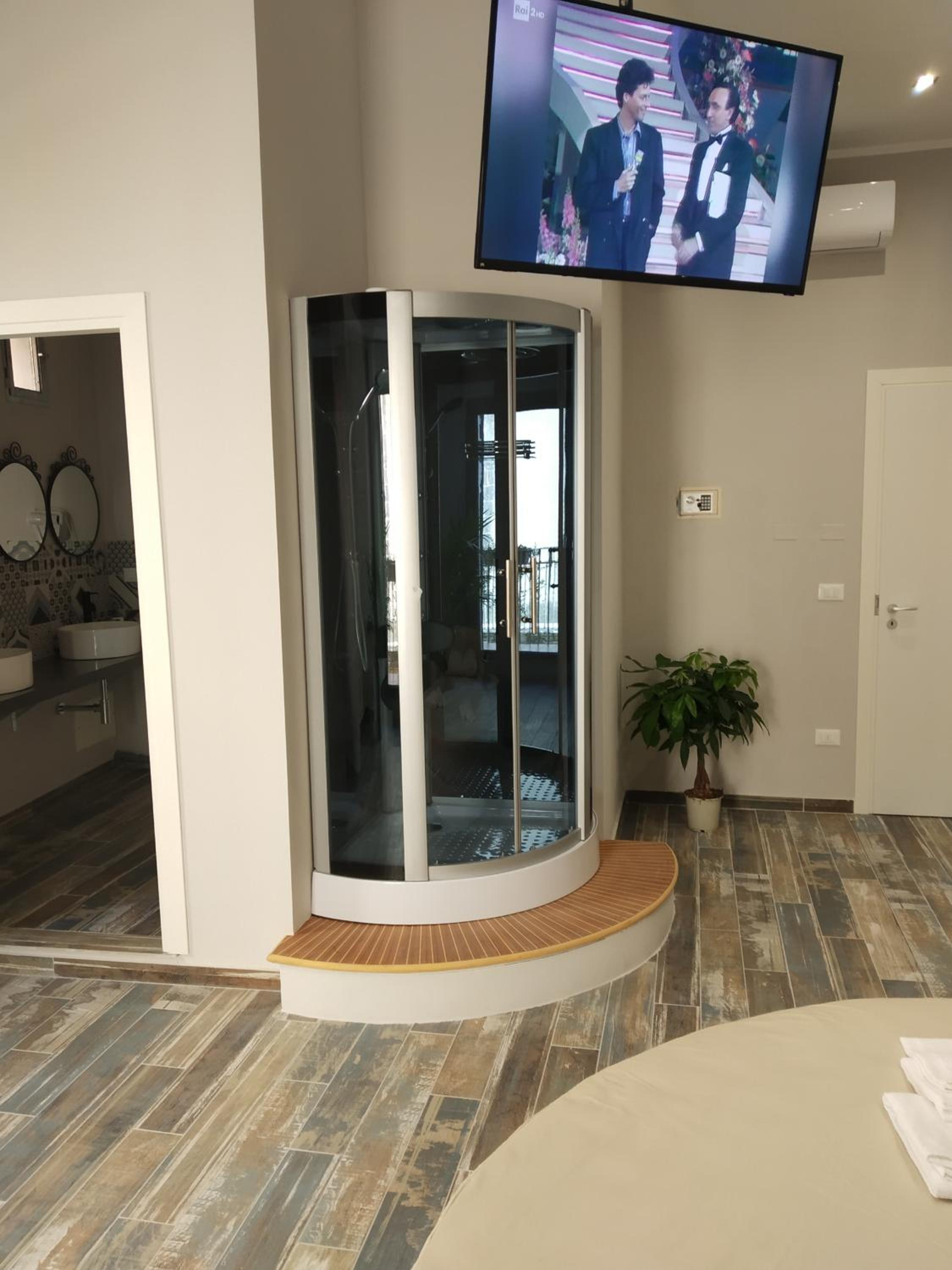 Deluxe King Room - Photo 10