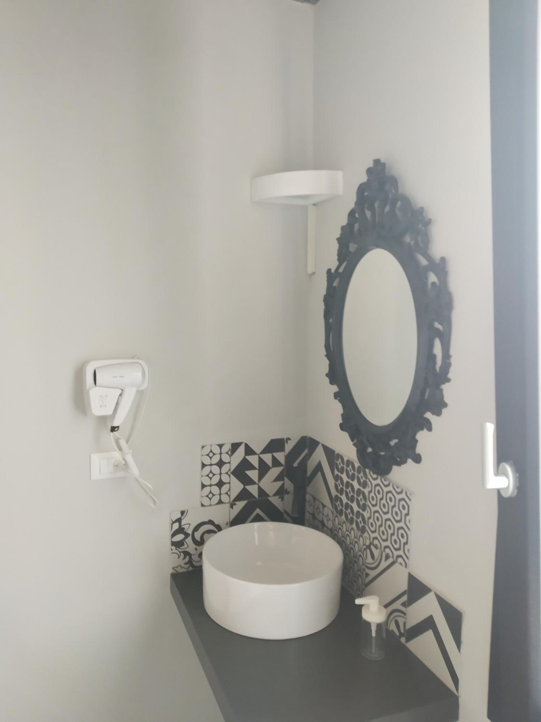 Standard Suite - Photo 8