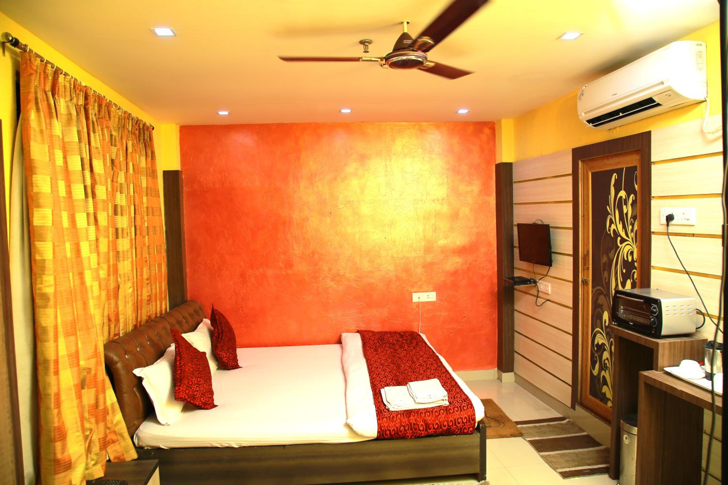 Deluxe Double Room (2 Adults + 1 Child) - Photo 12