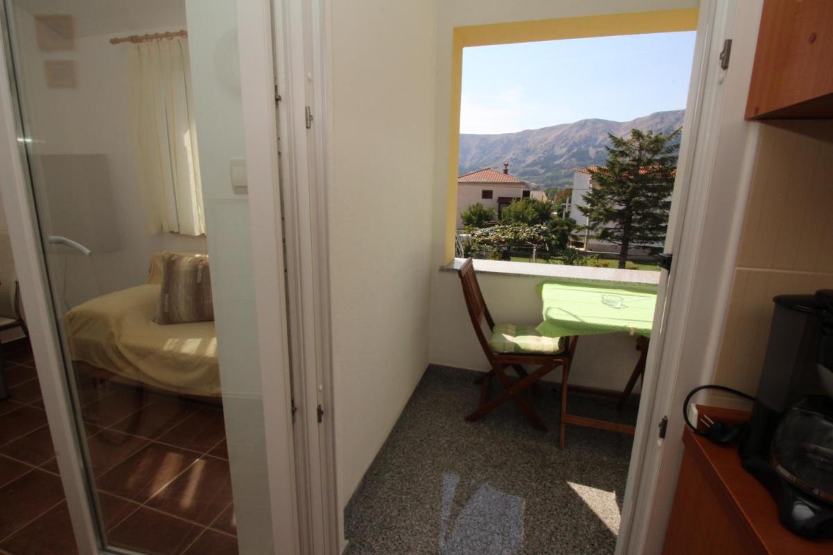 One-Bedroom Apartment with Balcony