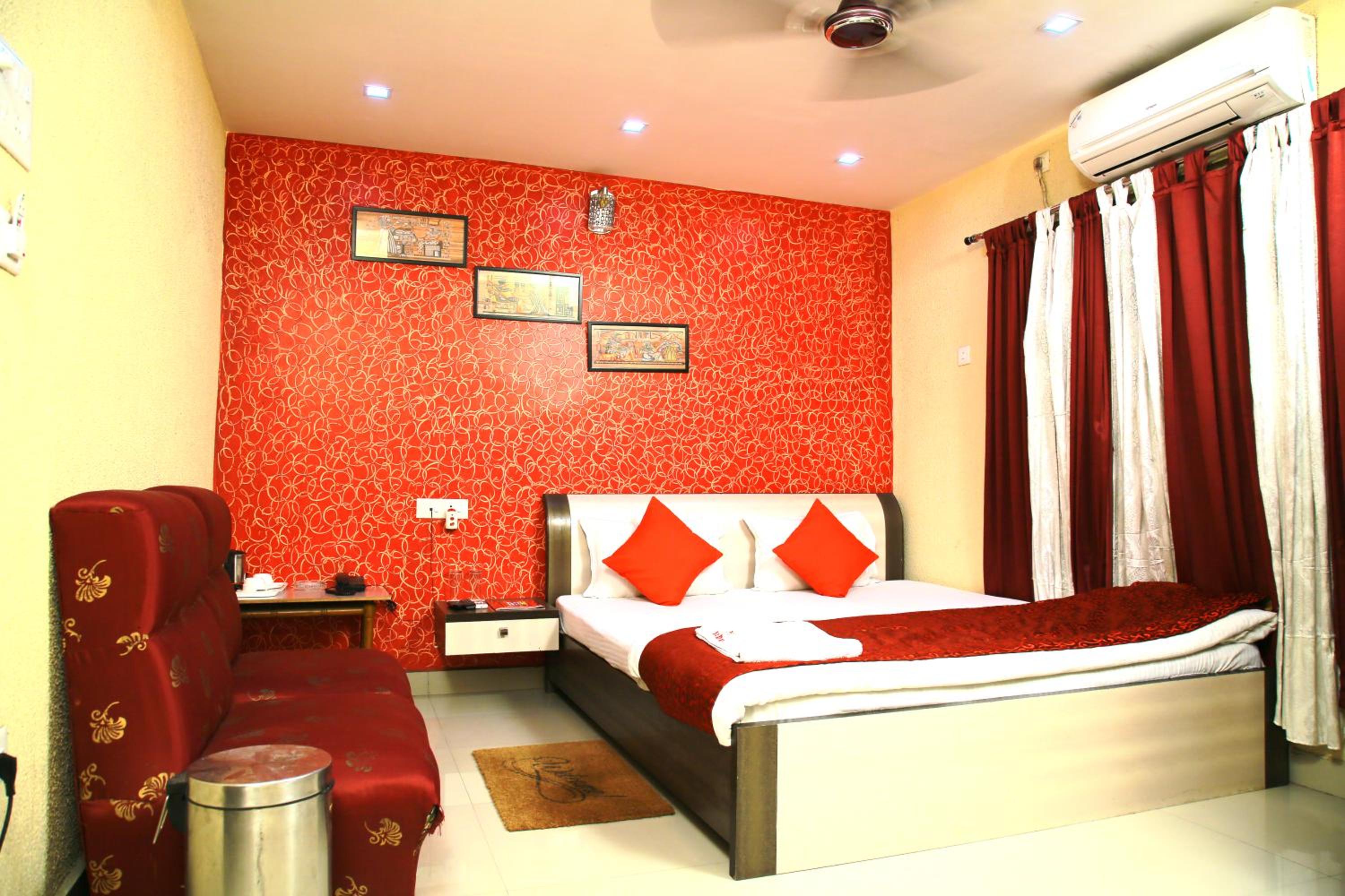Deluxe Double Room (2 Adults + 1 Child) - Photo 9