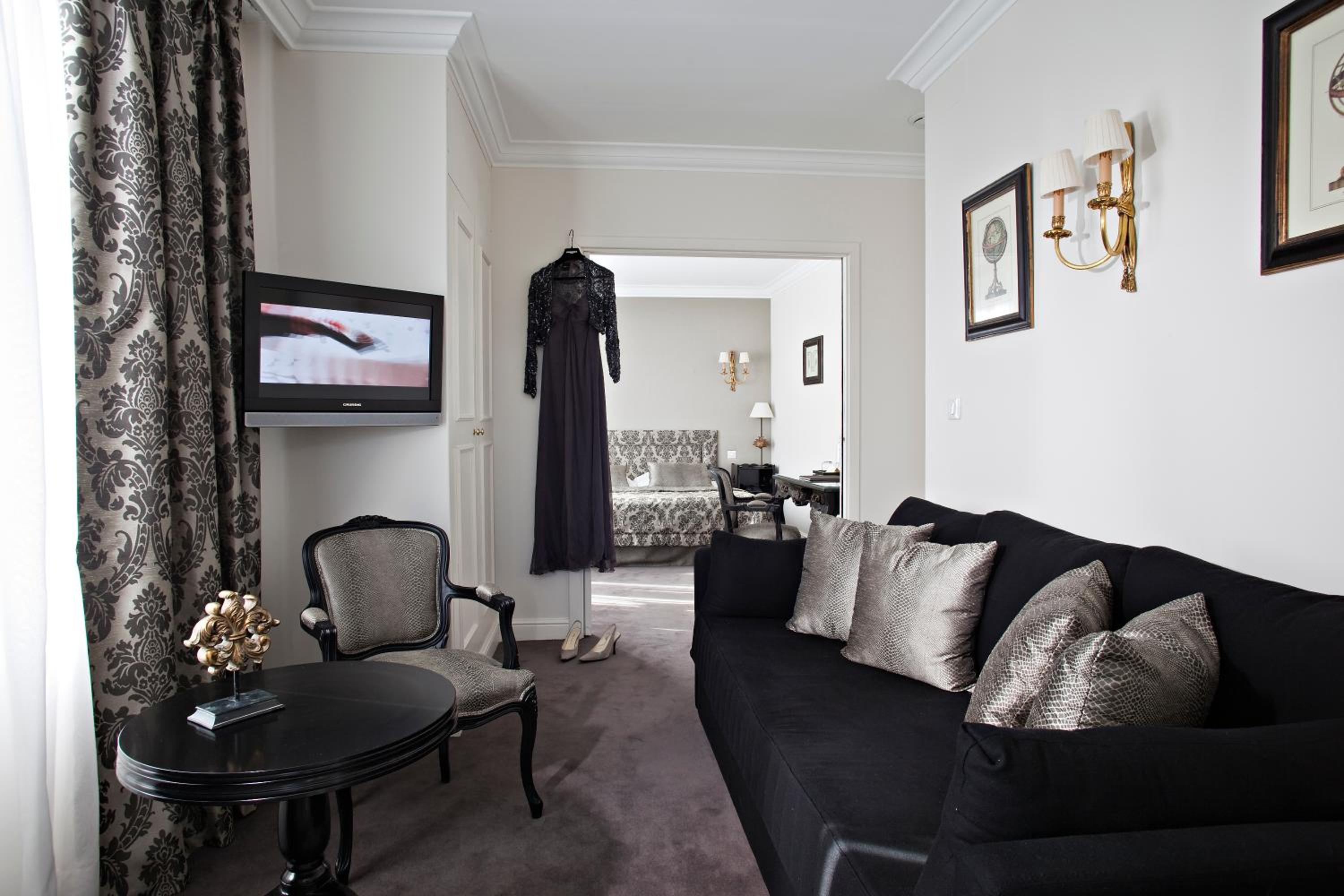 One Bedroom King Suite with Sofa Bed - Photo 2