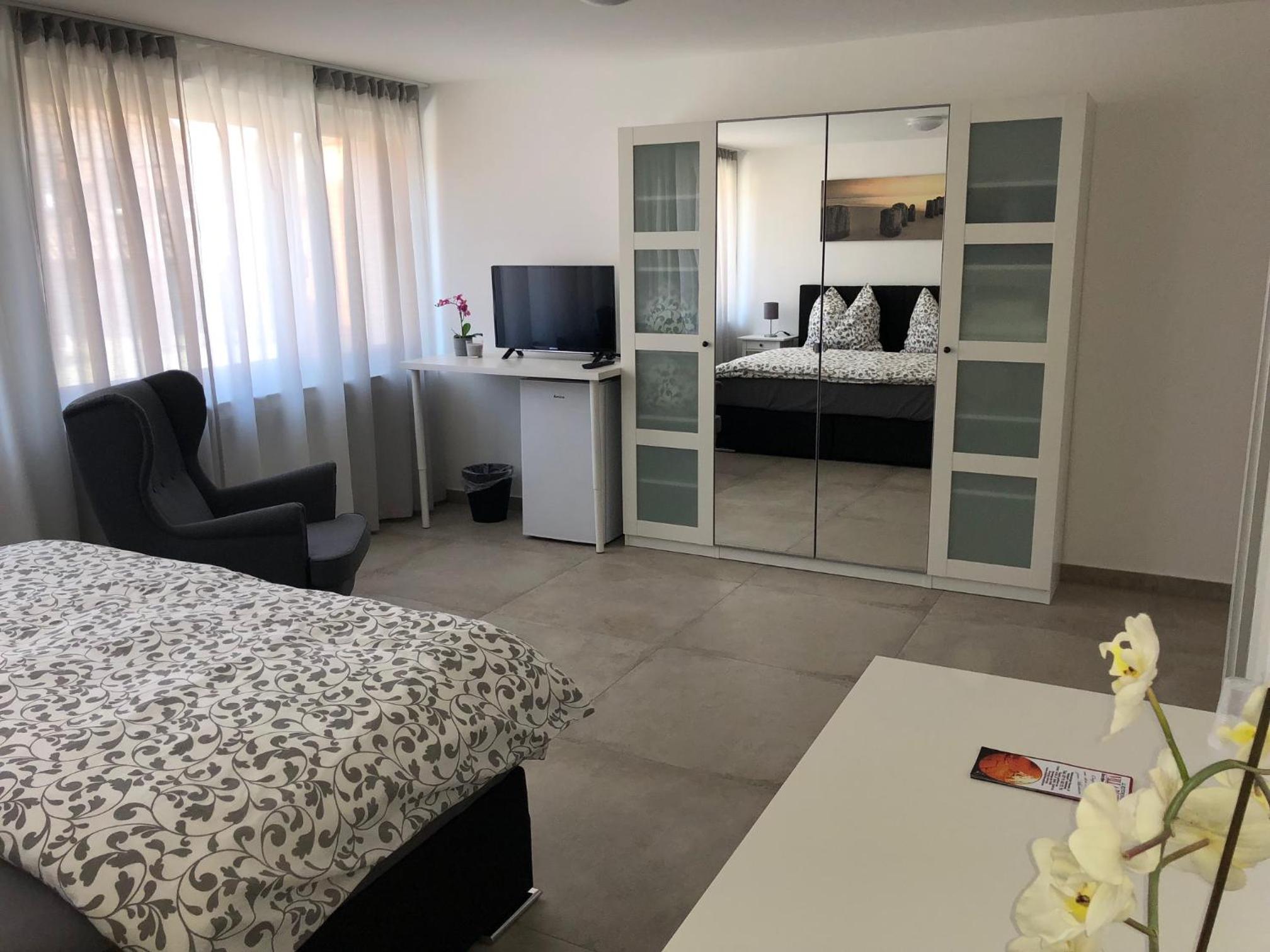 One-Bedroom Apartment - Photo 2