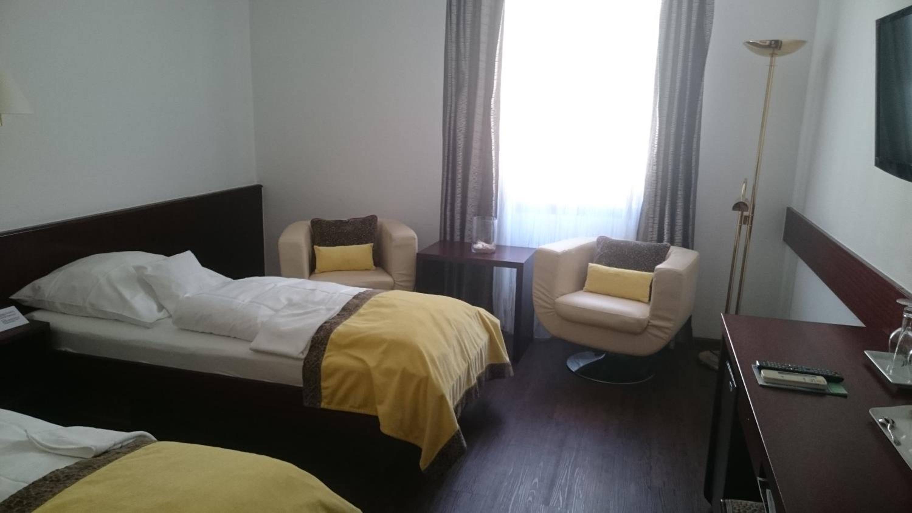 Standard Twin Room - Photo 5