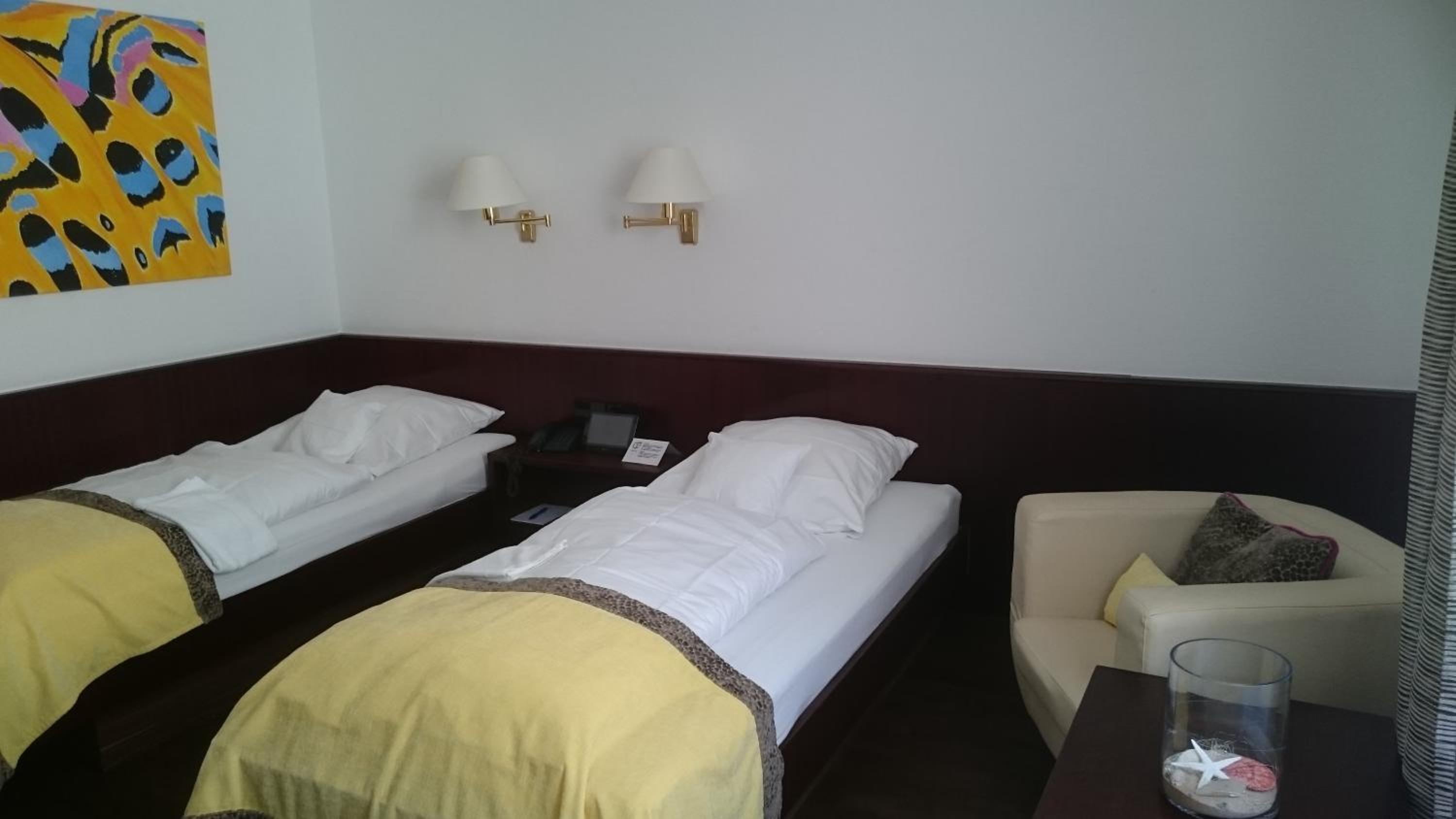 Standard Twin Room - Photo 4