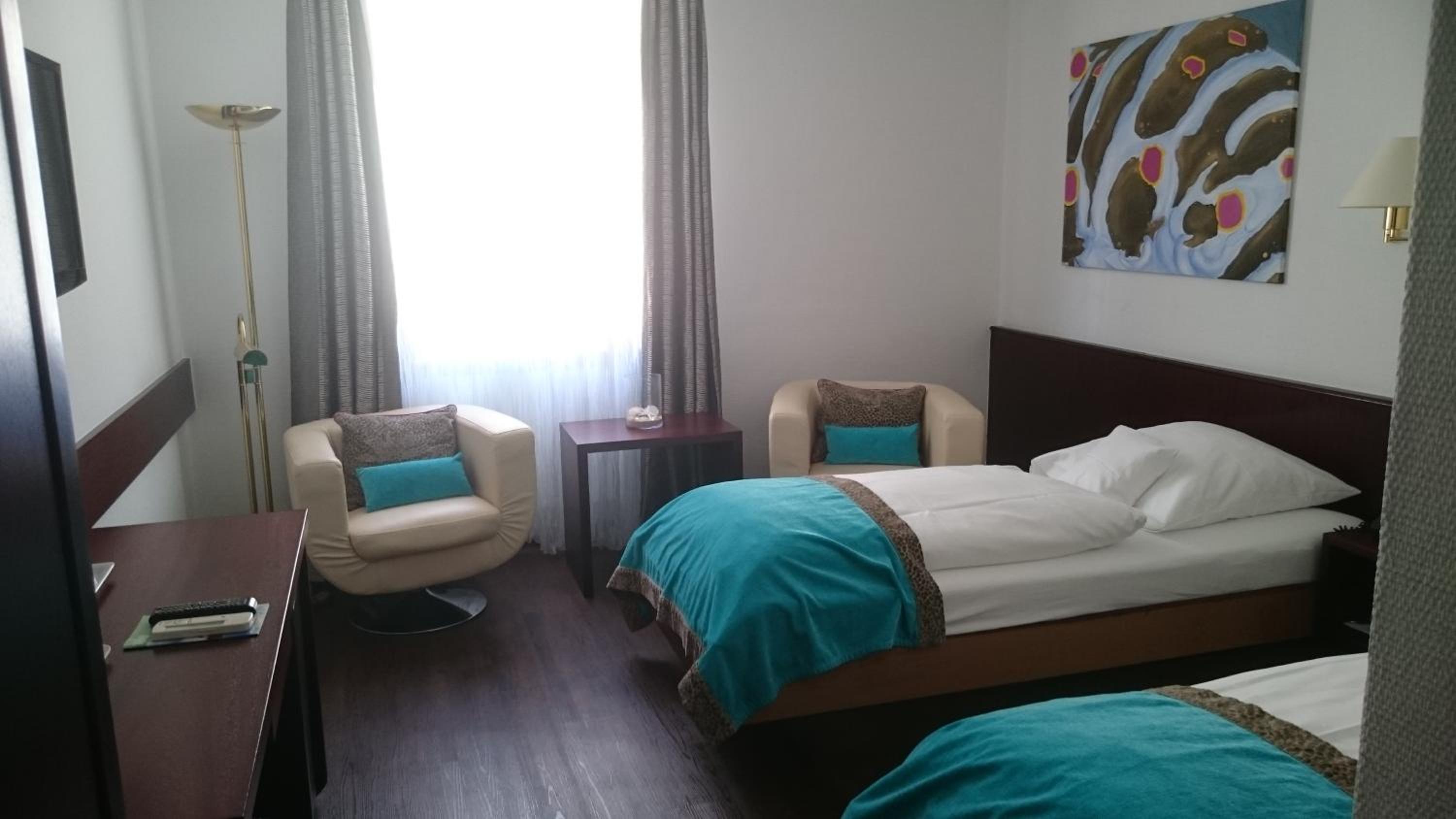 Standard Twin Room - Photo 3