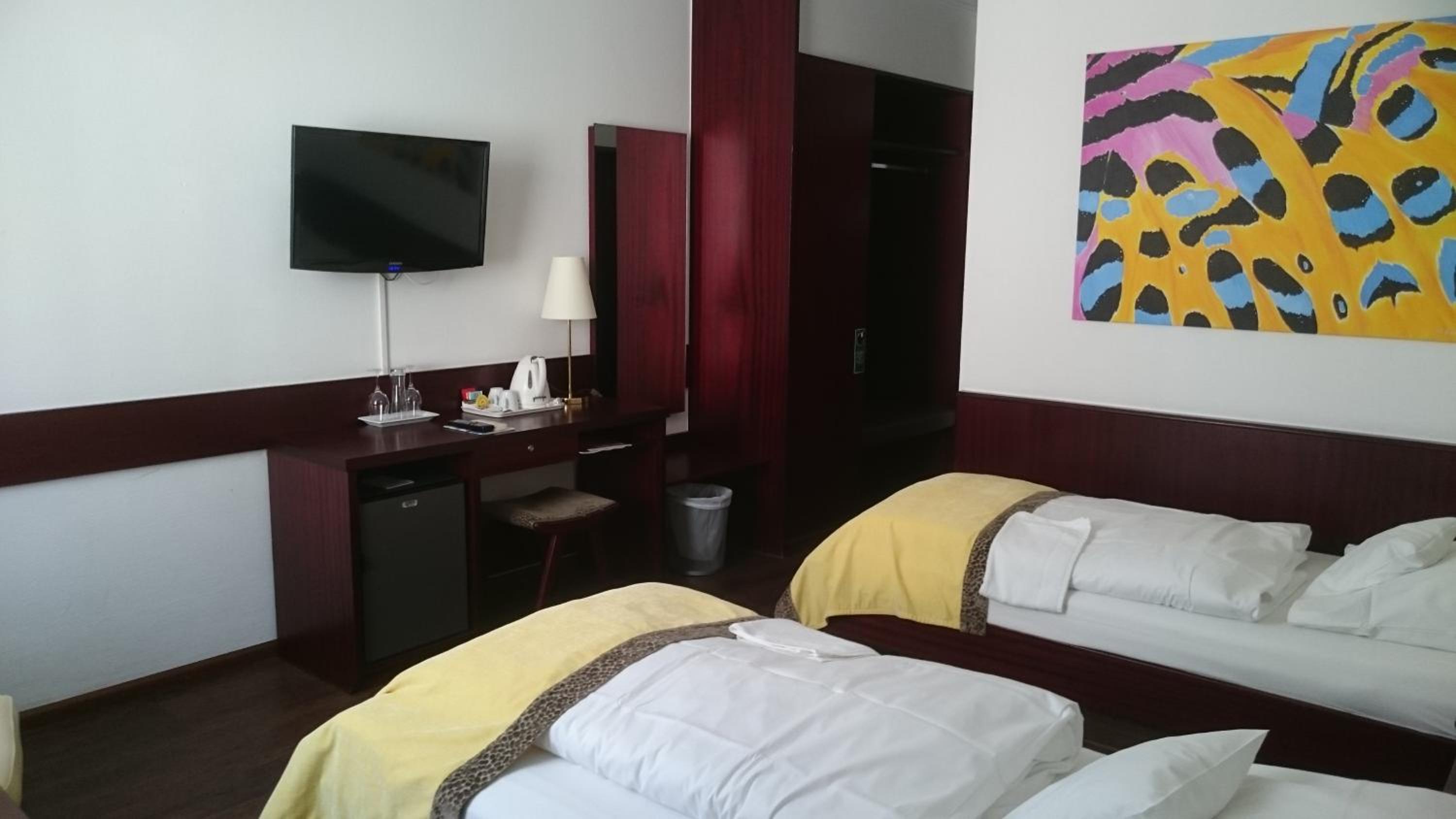 Standard Twin Room - Photo 2