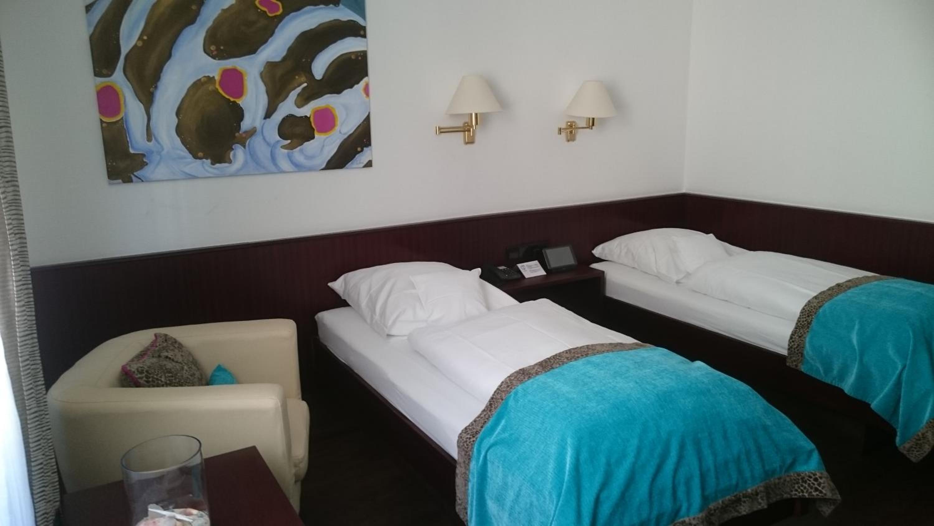 Standard Twin Room - Photo 8