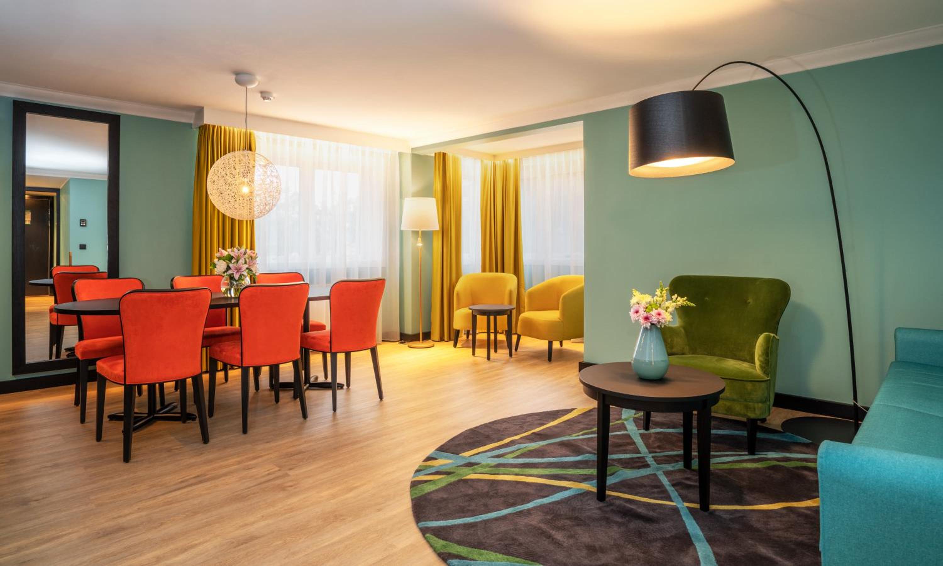 Suite - Photo 1
