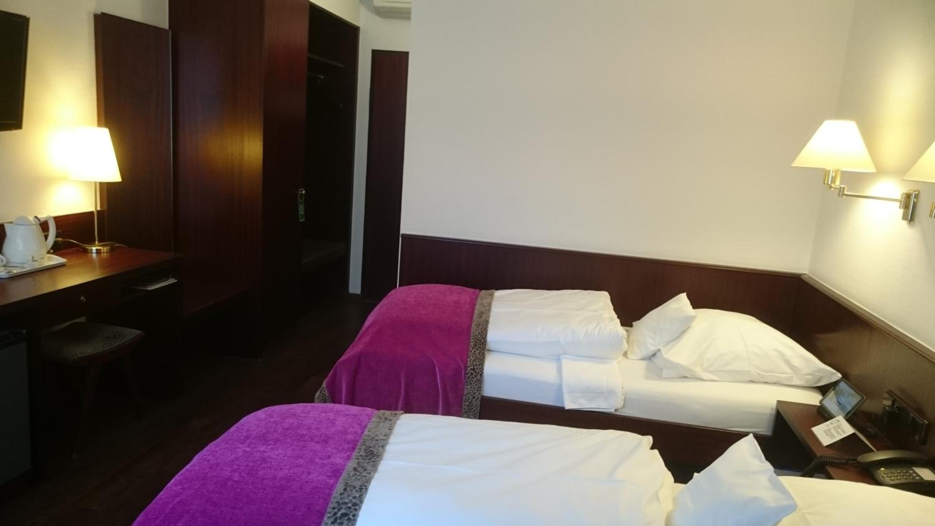 Standard Twin Room - Photo 7