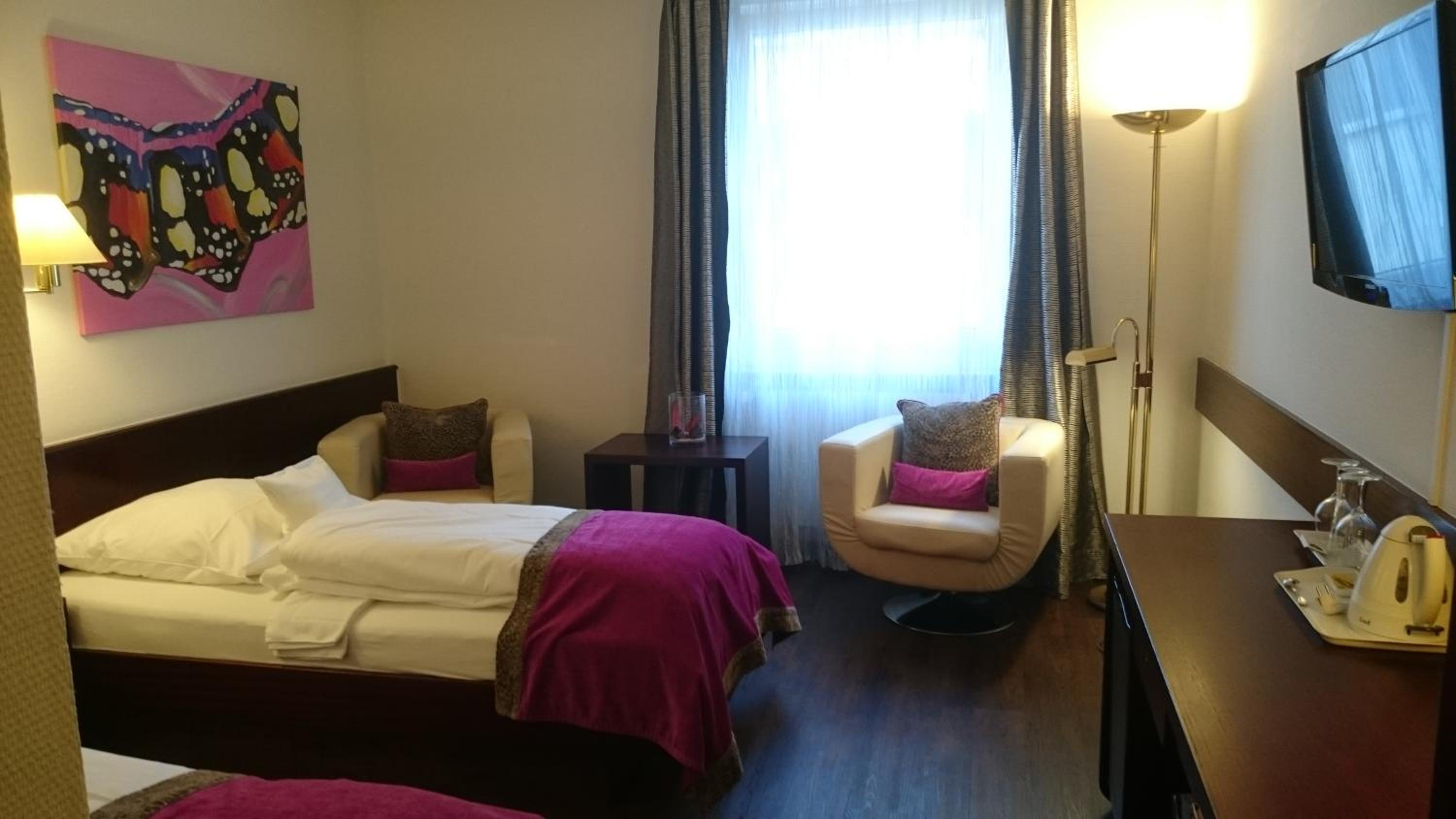 Standard Twin Room - Photo 6
