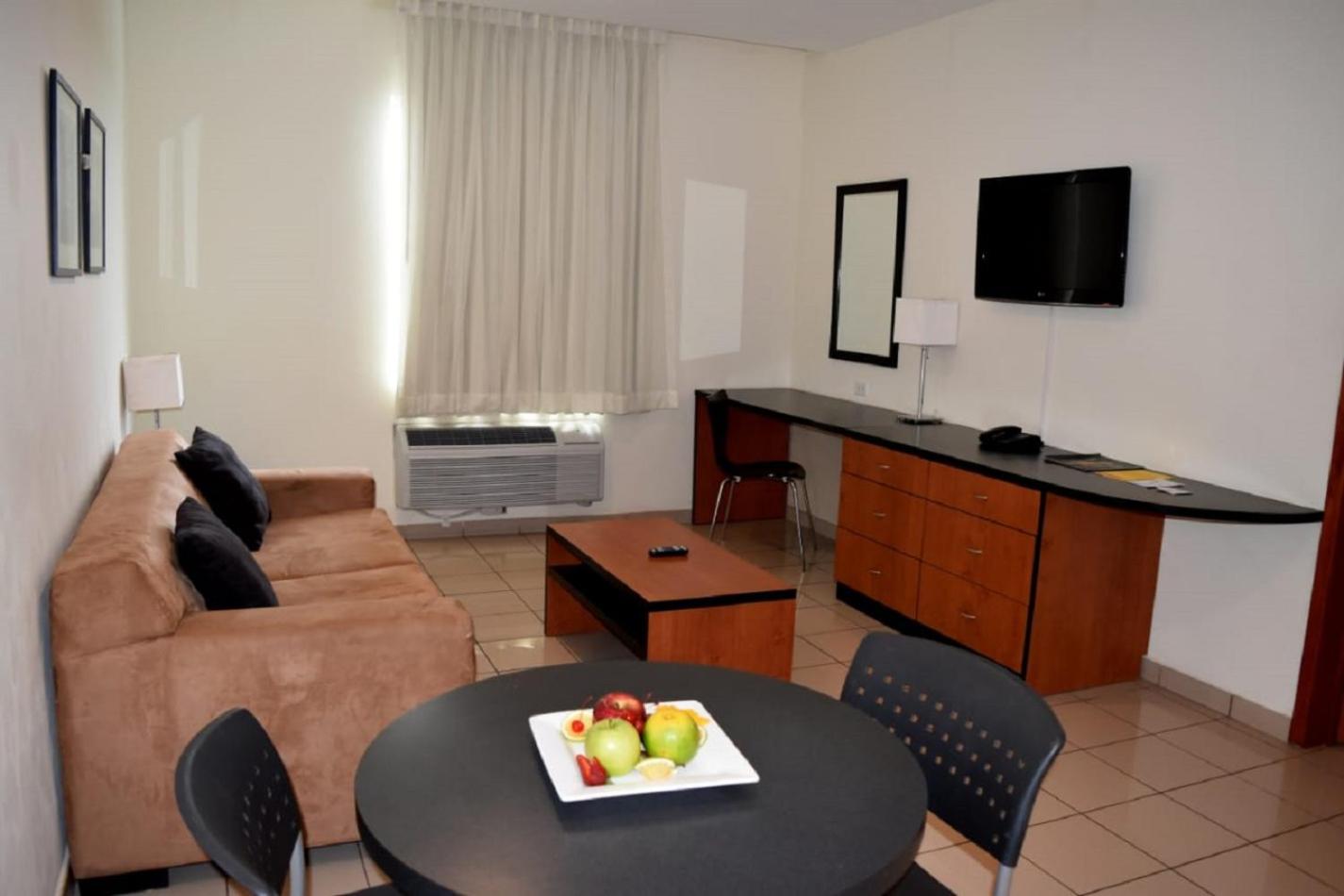 Queen Suite - Non-Smoking - Photo 3