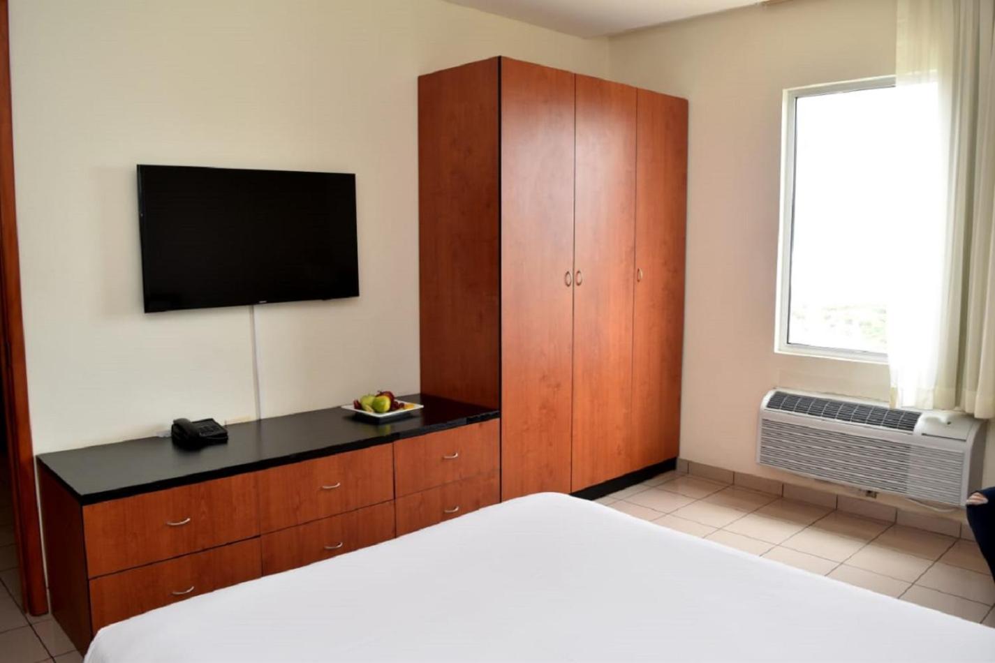 Queen Suite - Non-Smoking - Photo 4