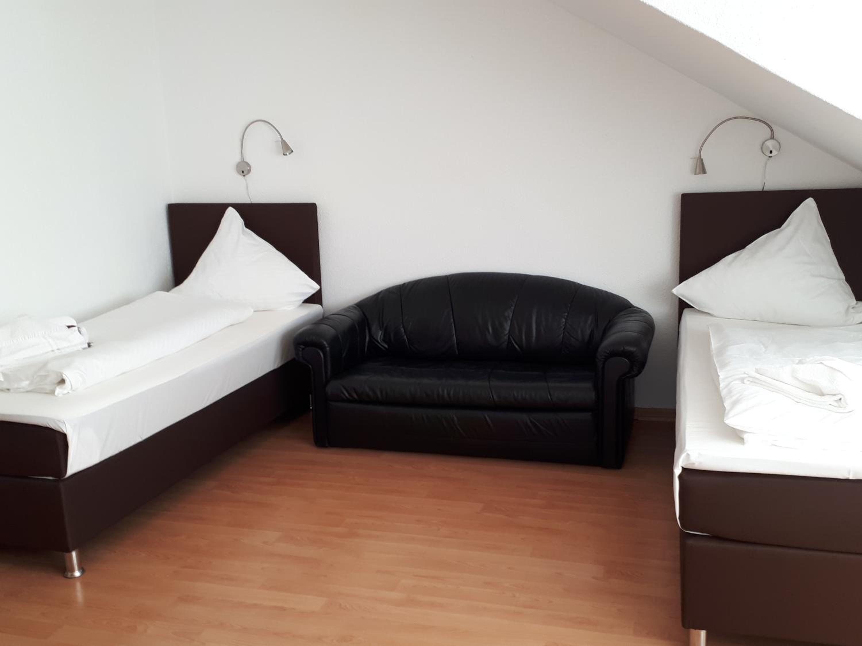 Standard Twin Room - Photo 6