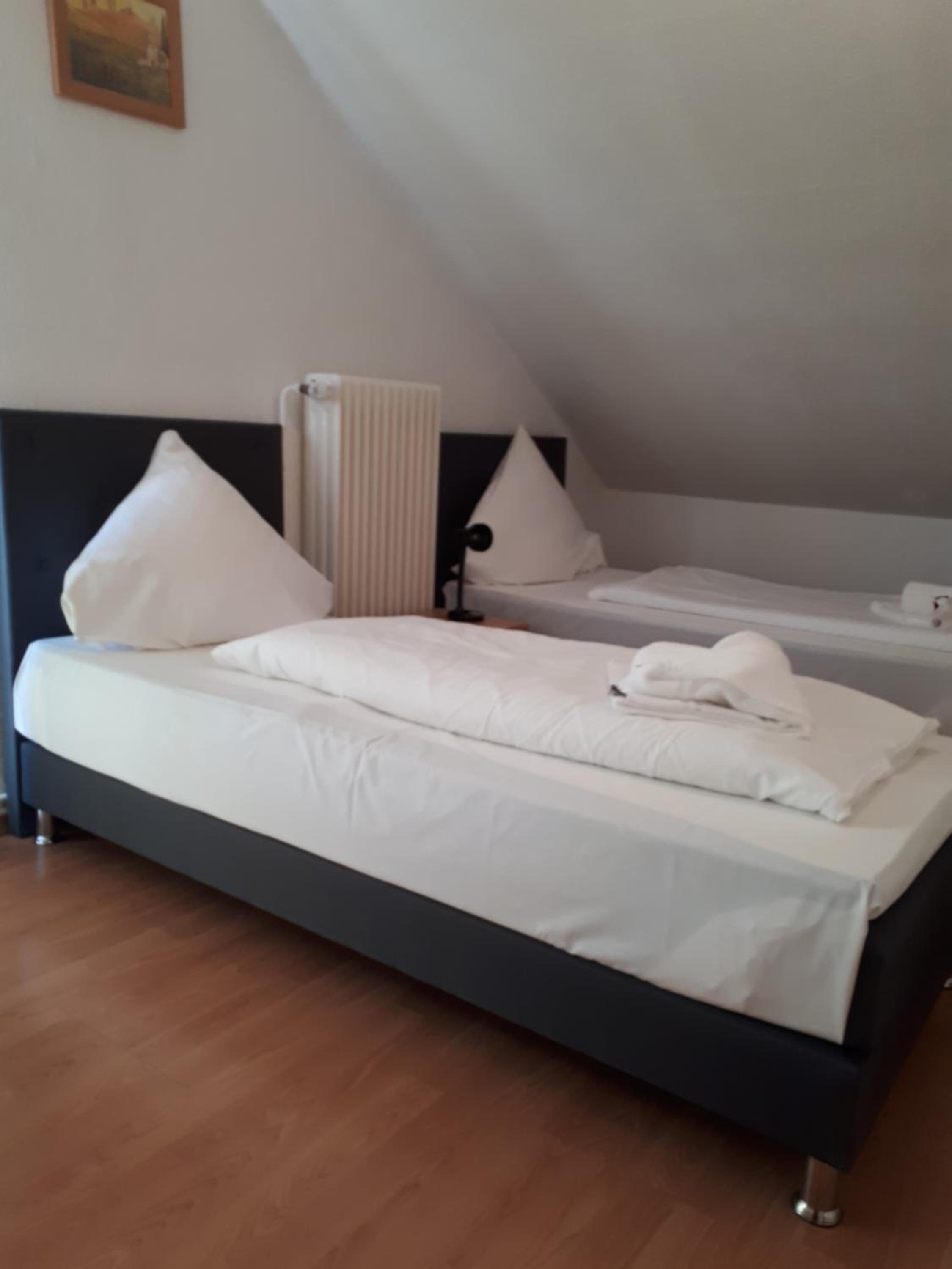 Standard Twin Room - Photo 8