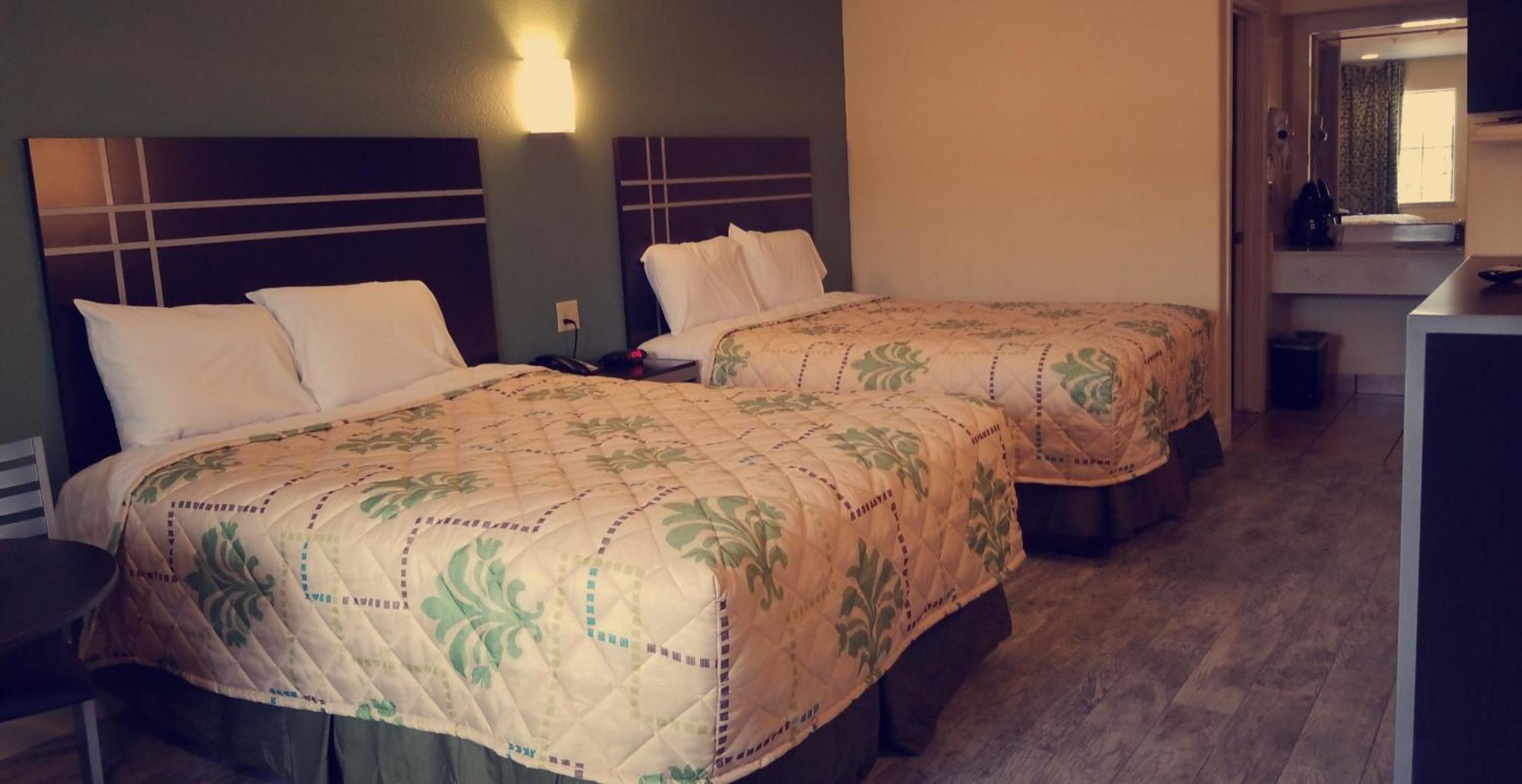 Queen Room with Two Queen Beds - Non-Smoking - Photo 3
