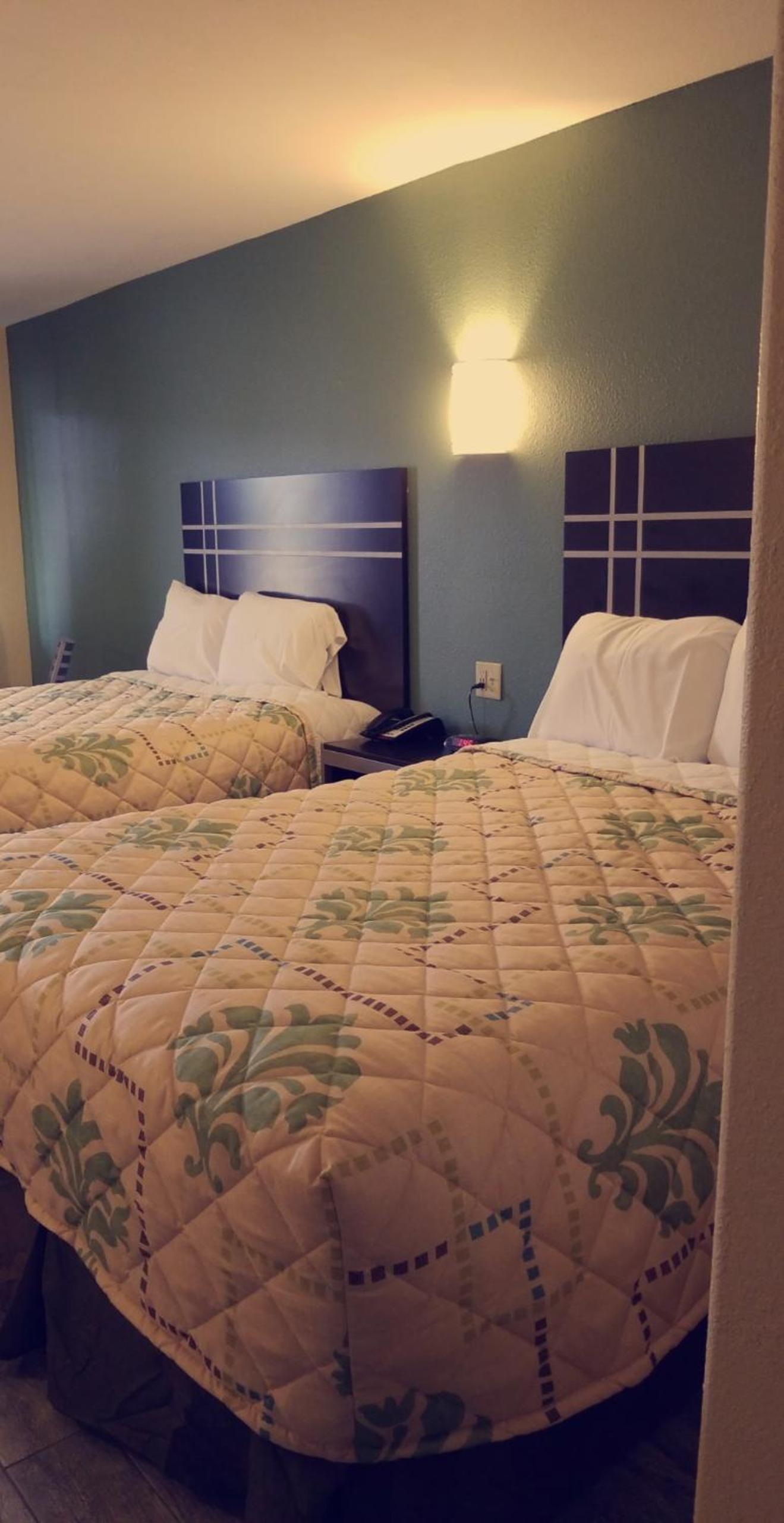 Queen Room with Two Queen Beds - Non-Smoking - Photo 5