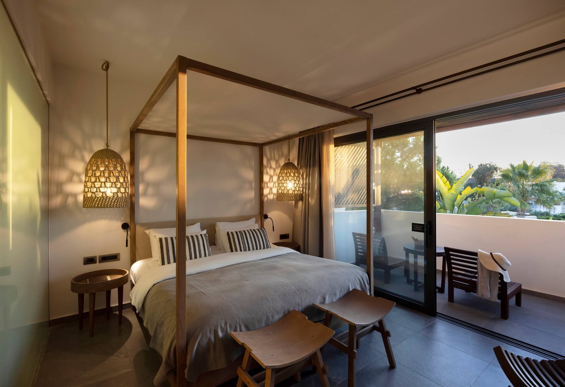 King Tropical Zen Bungalow Suite