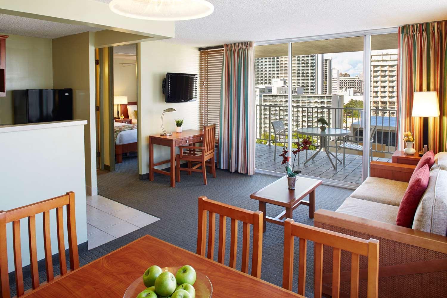Partial Ocean View One Bedroom Suite with One Queen Bed thumbnail 6