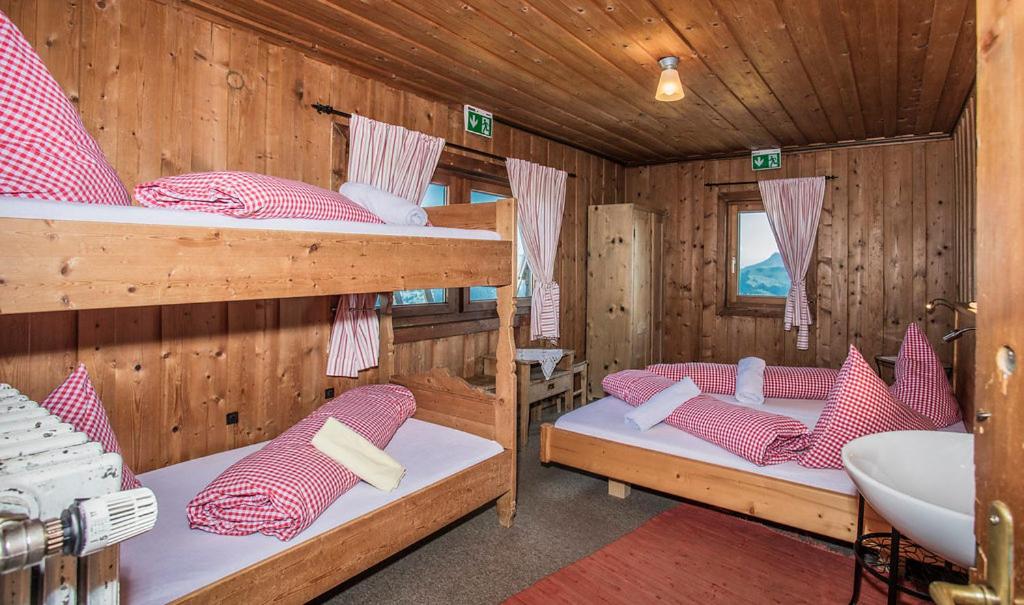 Zimmer 2 - Quadruple Room with Shared Bathroom photo 1