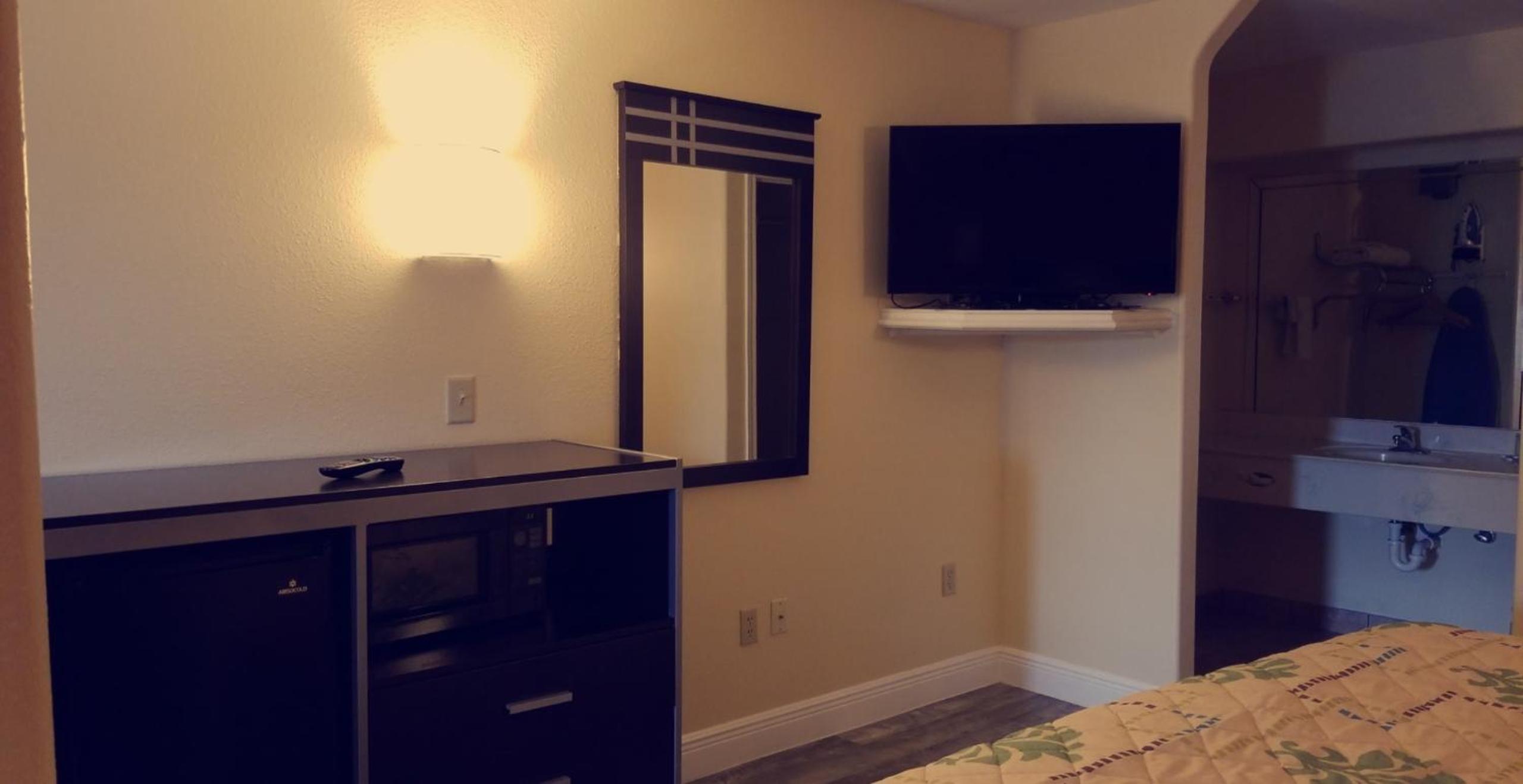 King Room - Non-Smoking - Photo 5