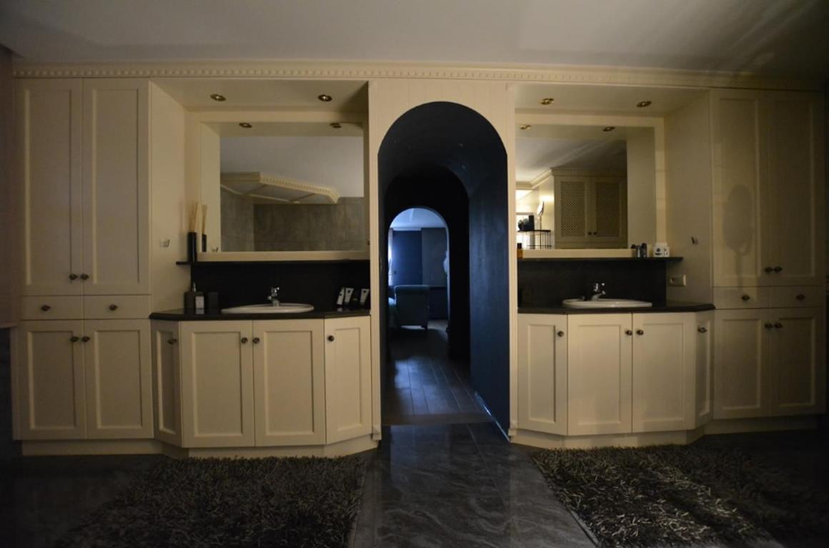 King Suite with Spa Bath photo 3