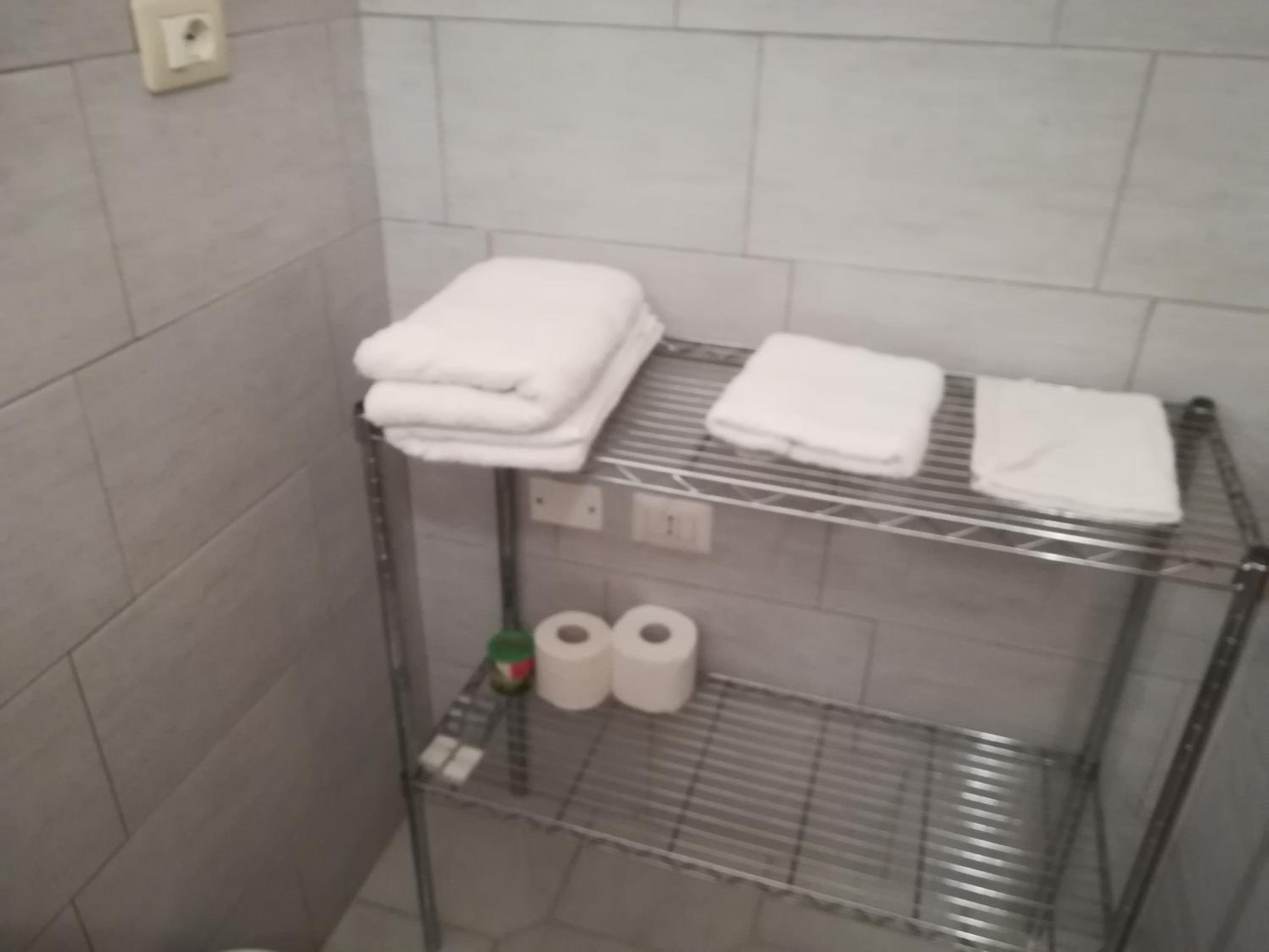 Double Room with Private Bathroom - Photo 3