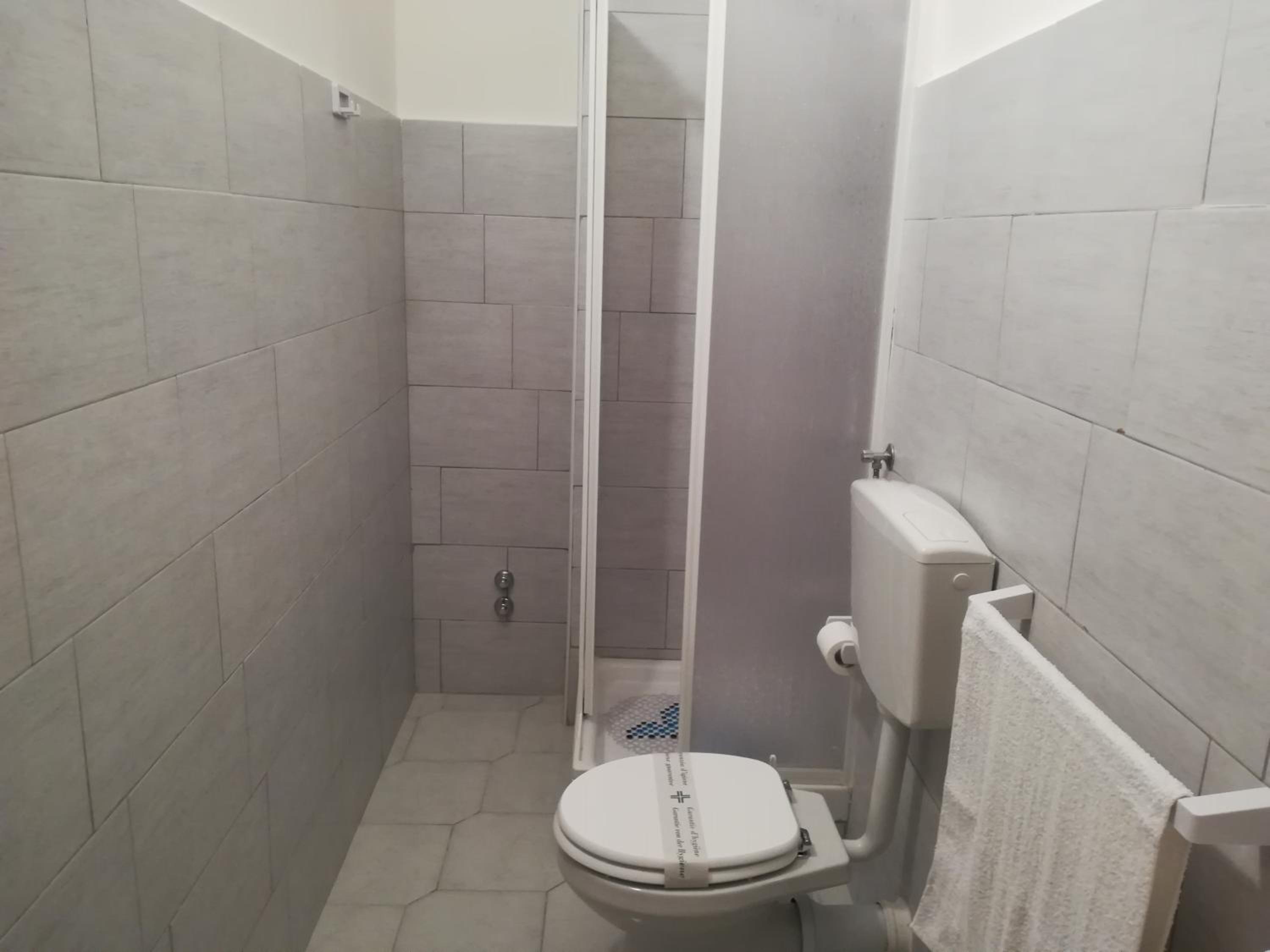 Double Room with Private Bathroom - Photo 9