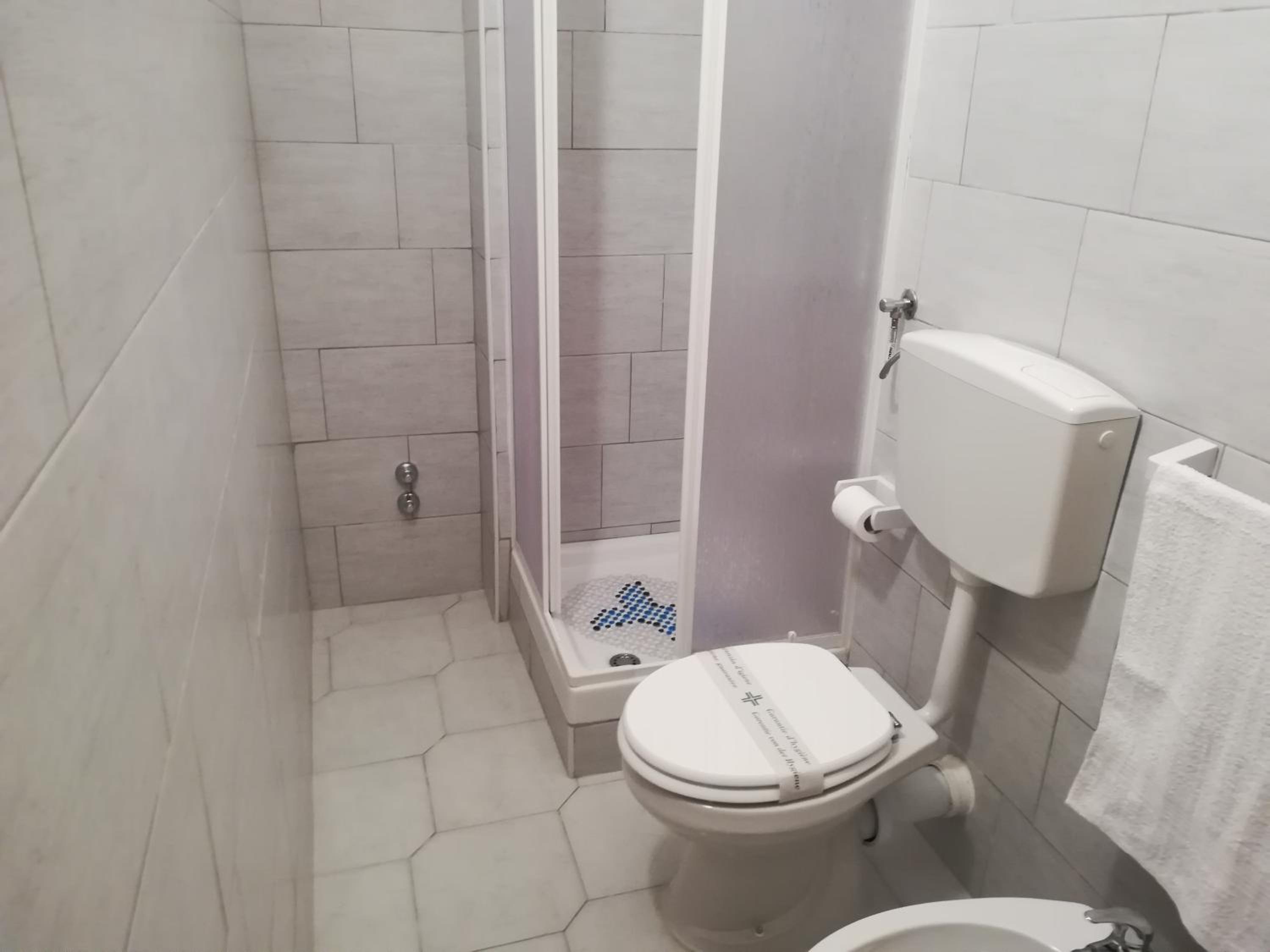 Double Room with Private Bathroom - Photo 8