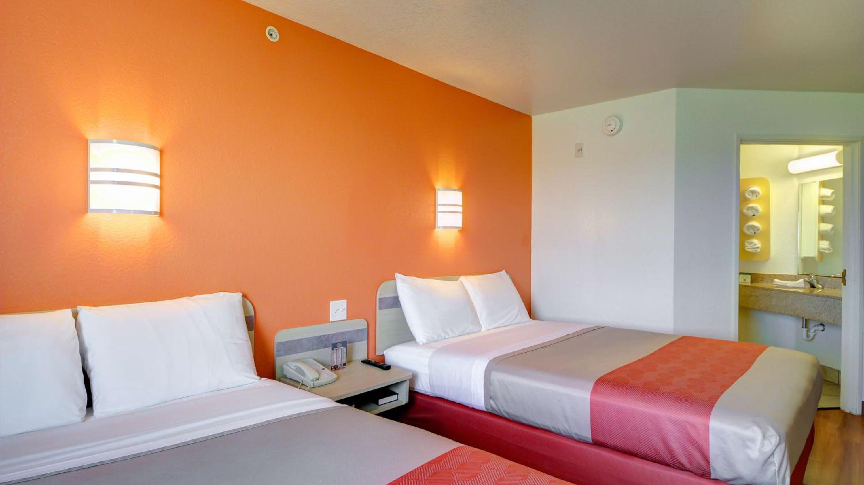 Queen Room with Two Queen Beds - Non-Smoking photo 3