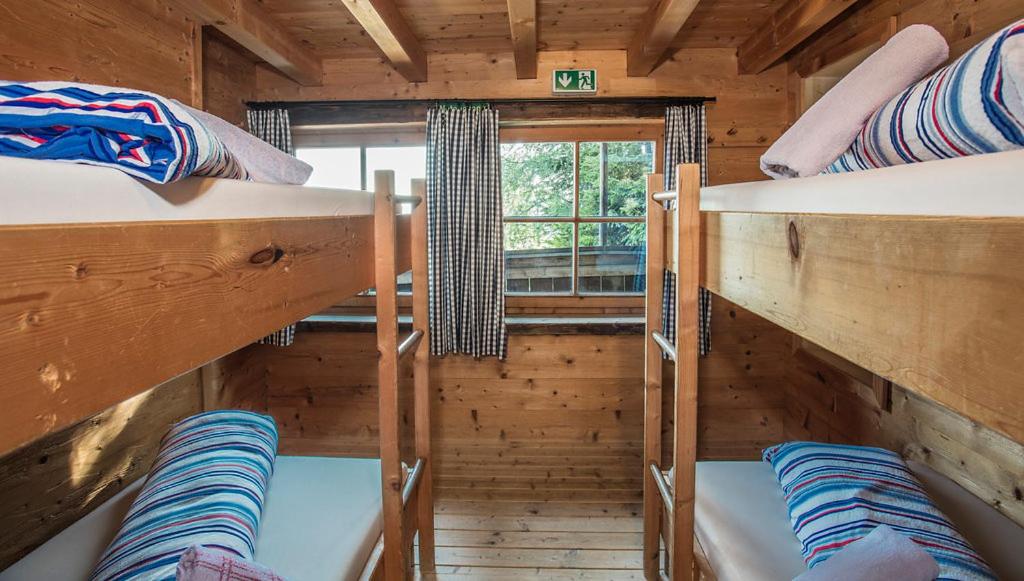 Zimmer 10 - Quadruple Room with Shared Bathroom photo 2