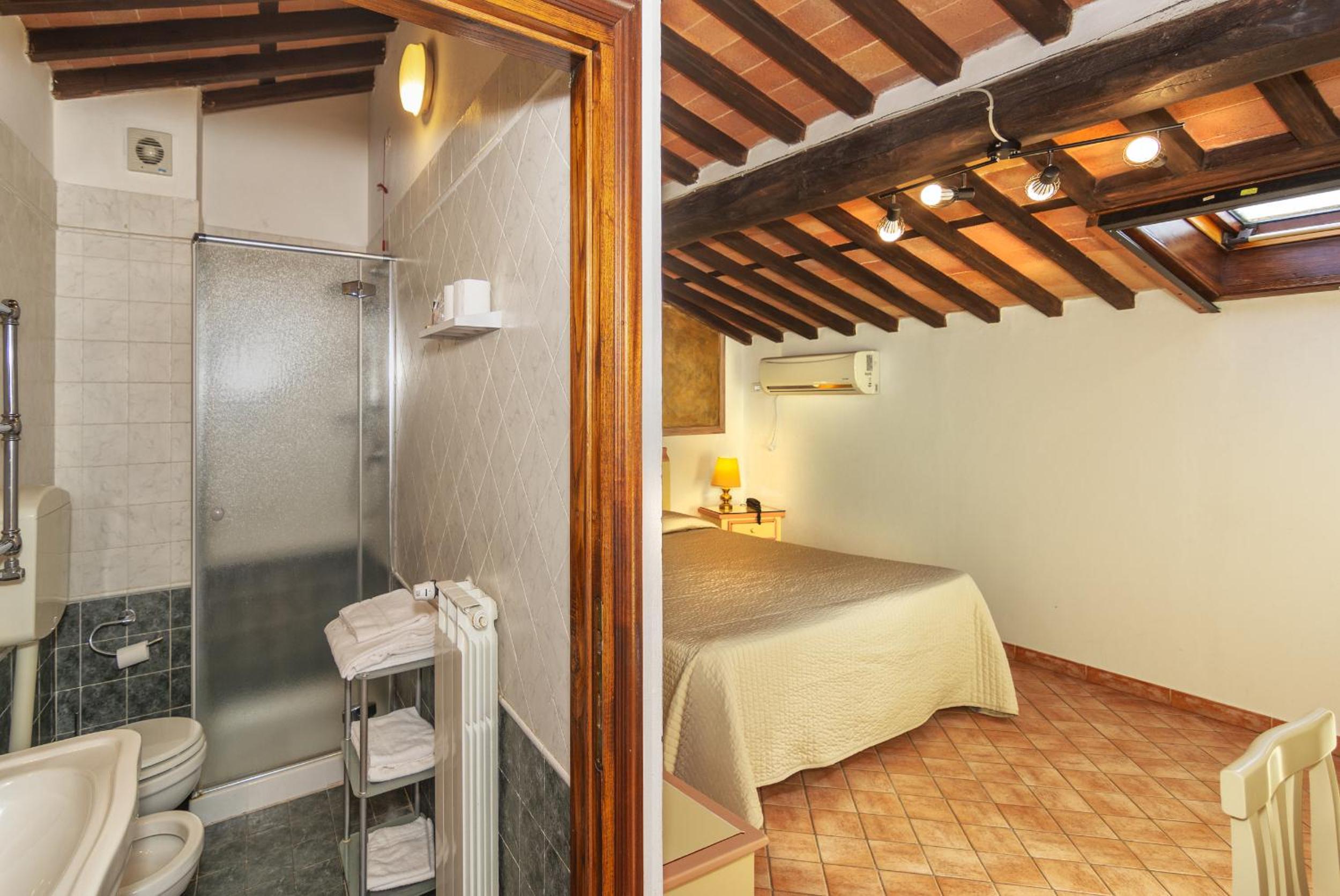 Standard Double Room - Photo 8