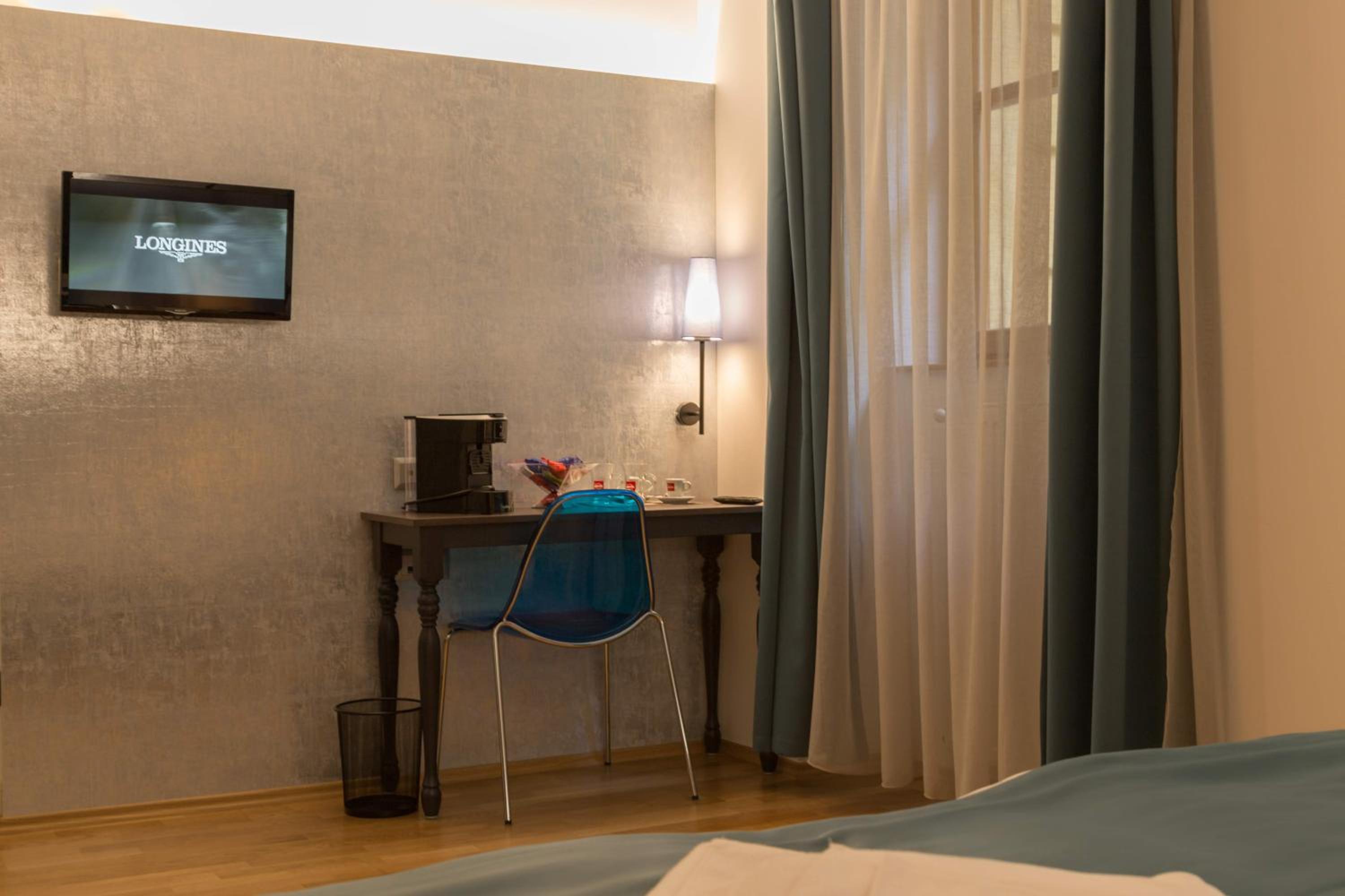 Deluxe Double or Twin Room - Photo 6