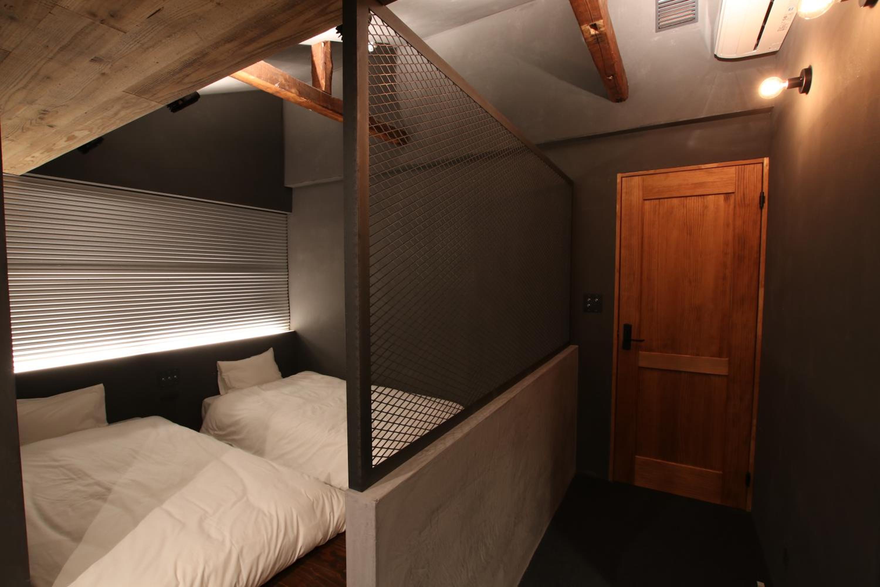 Standard Twin Room with Shared Bathroom thumbnail 5