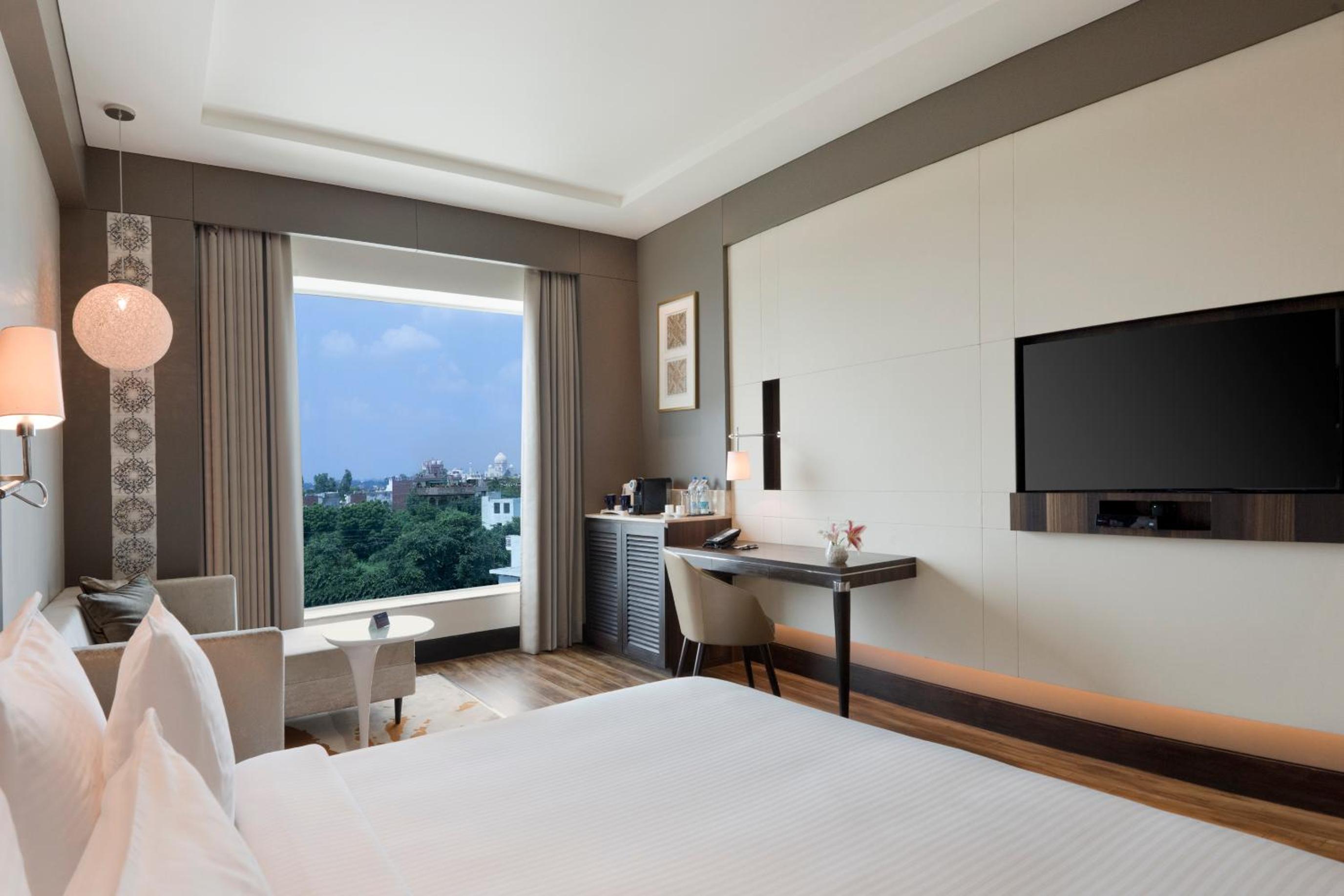 Taj Club Room Taj Mahal View King Bed with 15% discount on food, beverages, laundry and spa photo 1