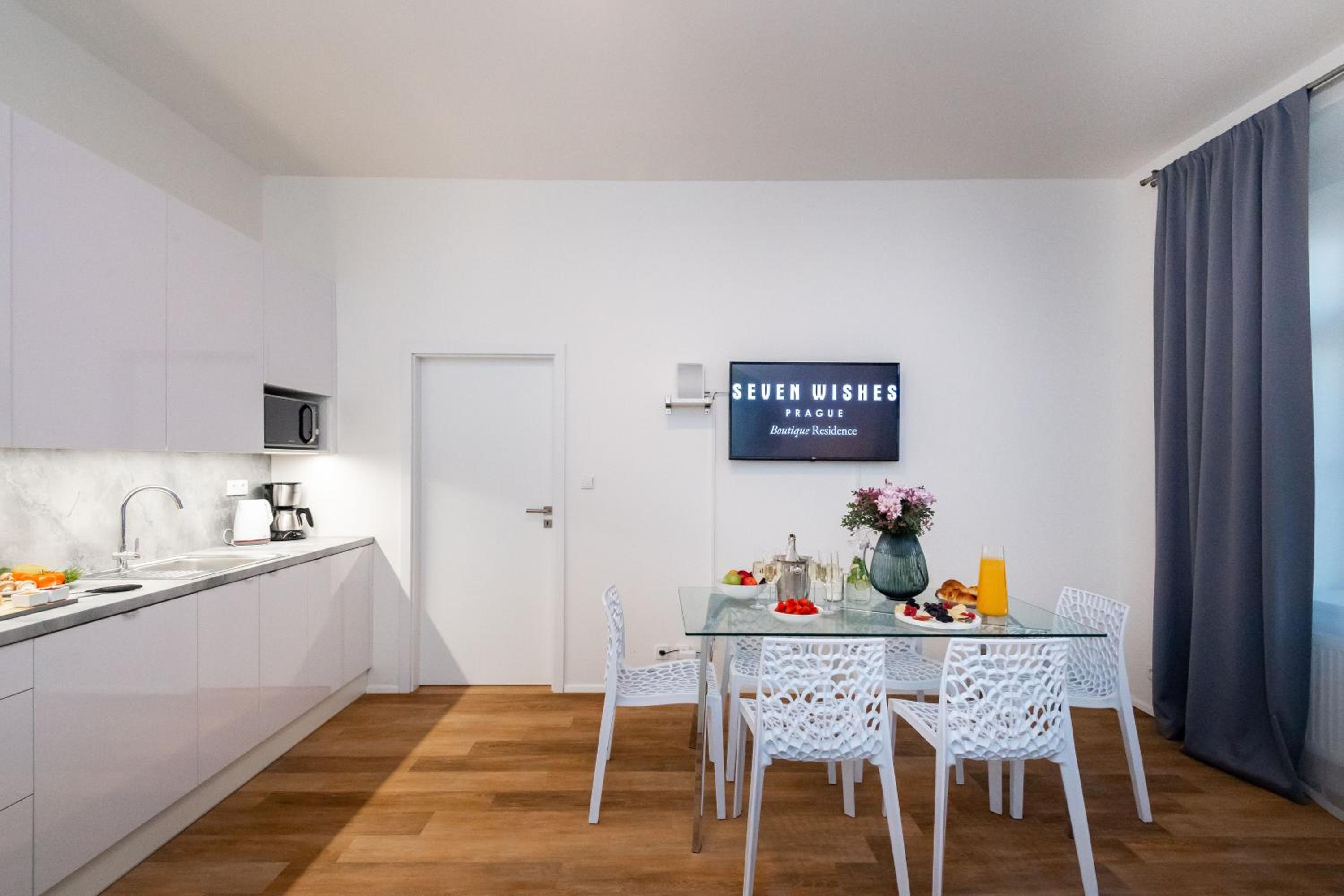 Deluxe One Bedroom Apartment with Balcony