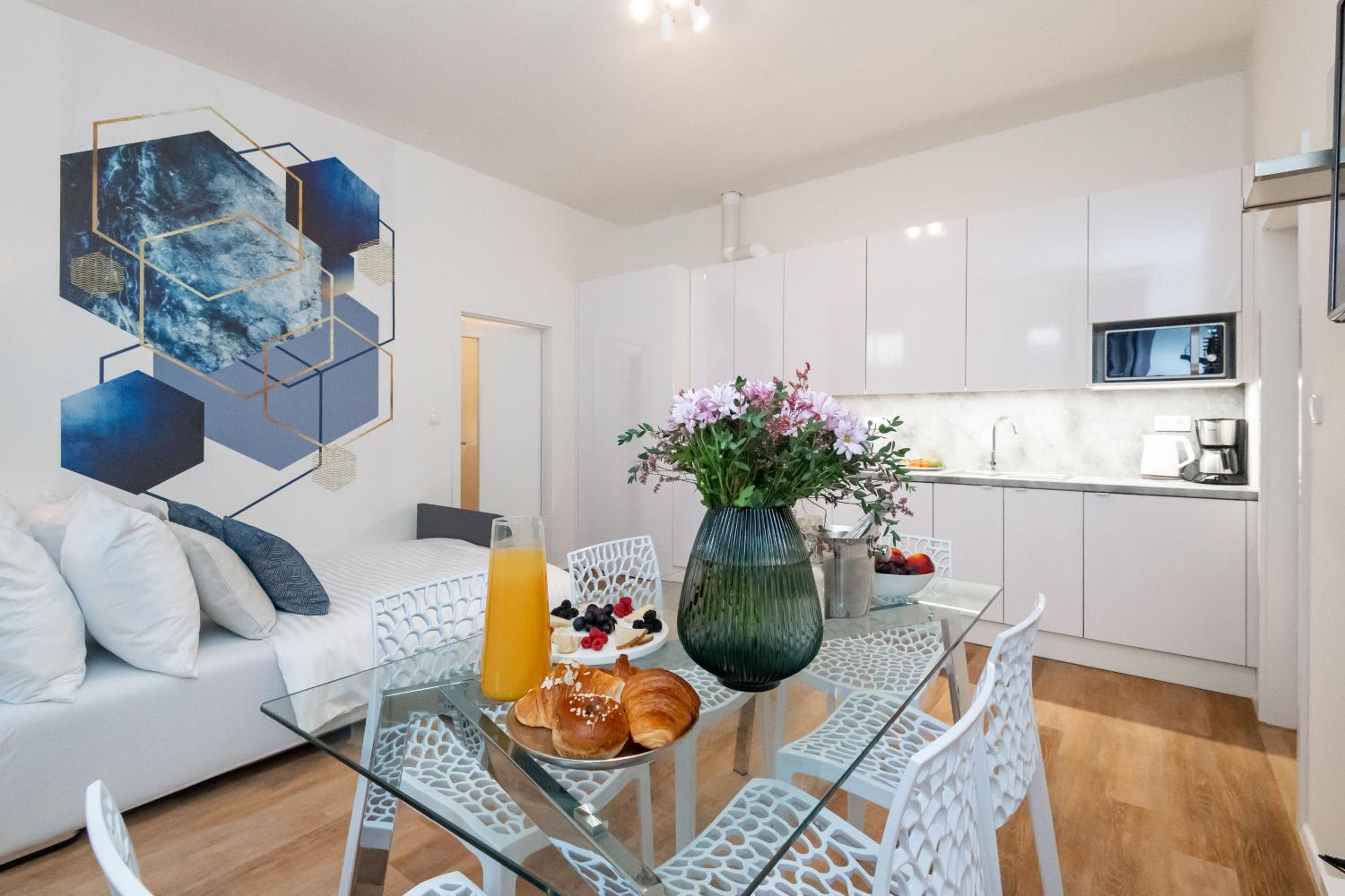 Deluxe One Bedroom Apartment with Balcony