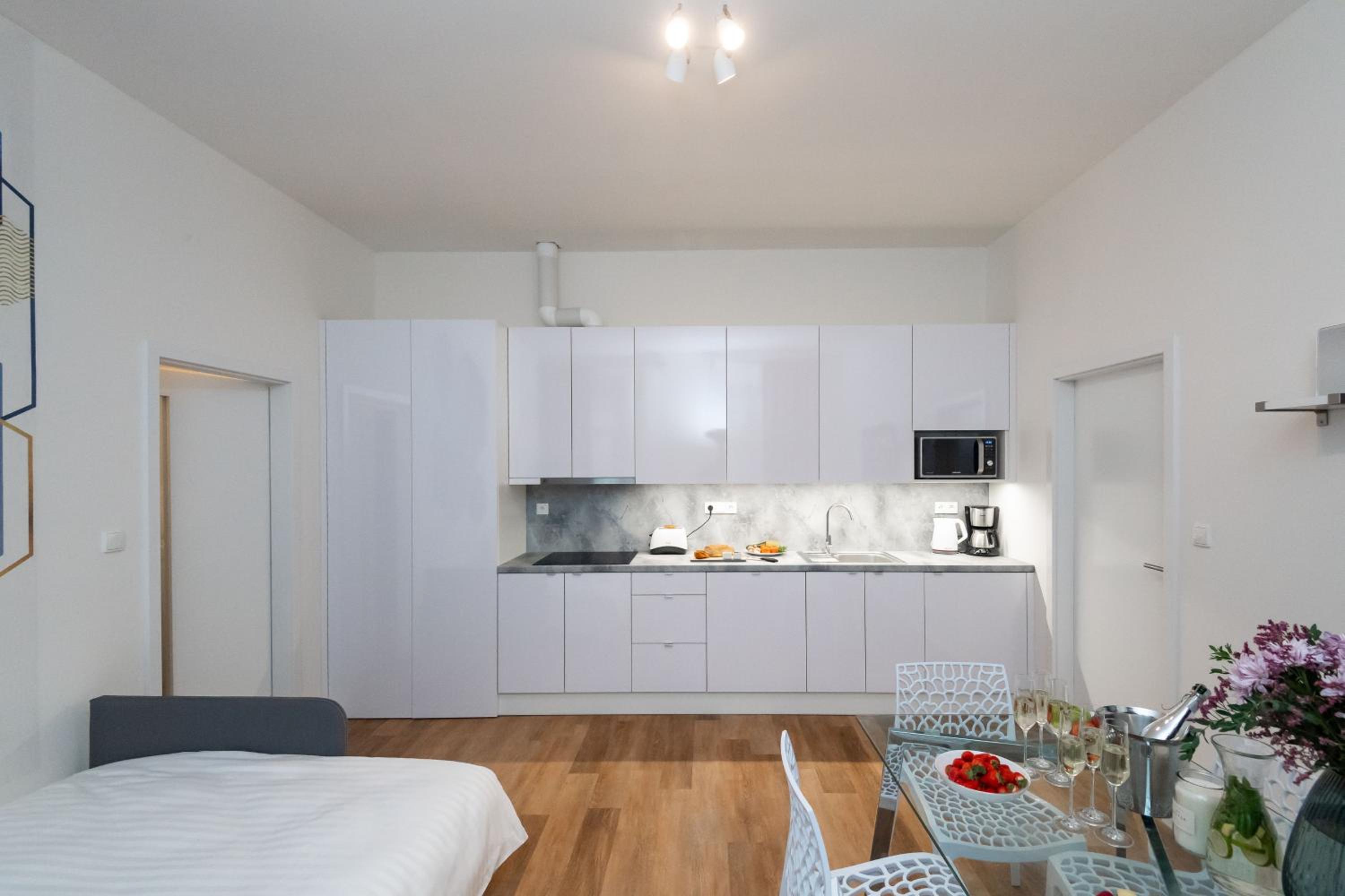 Deluxe One Bedroom Apartment thumbnail 6