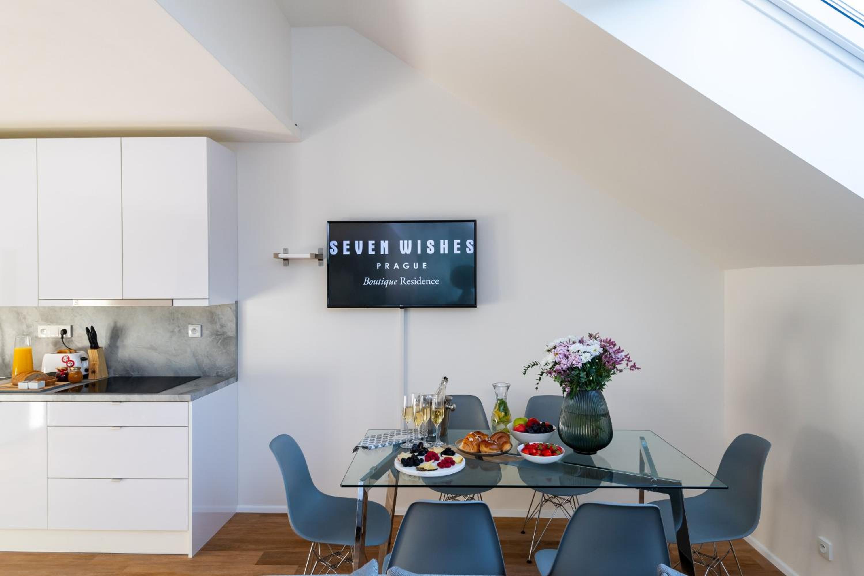 Luxury One-Bedroom Attic (6 Adults)