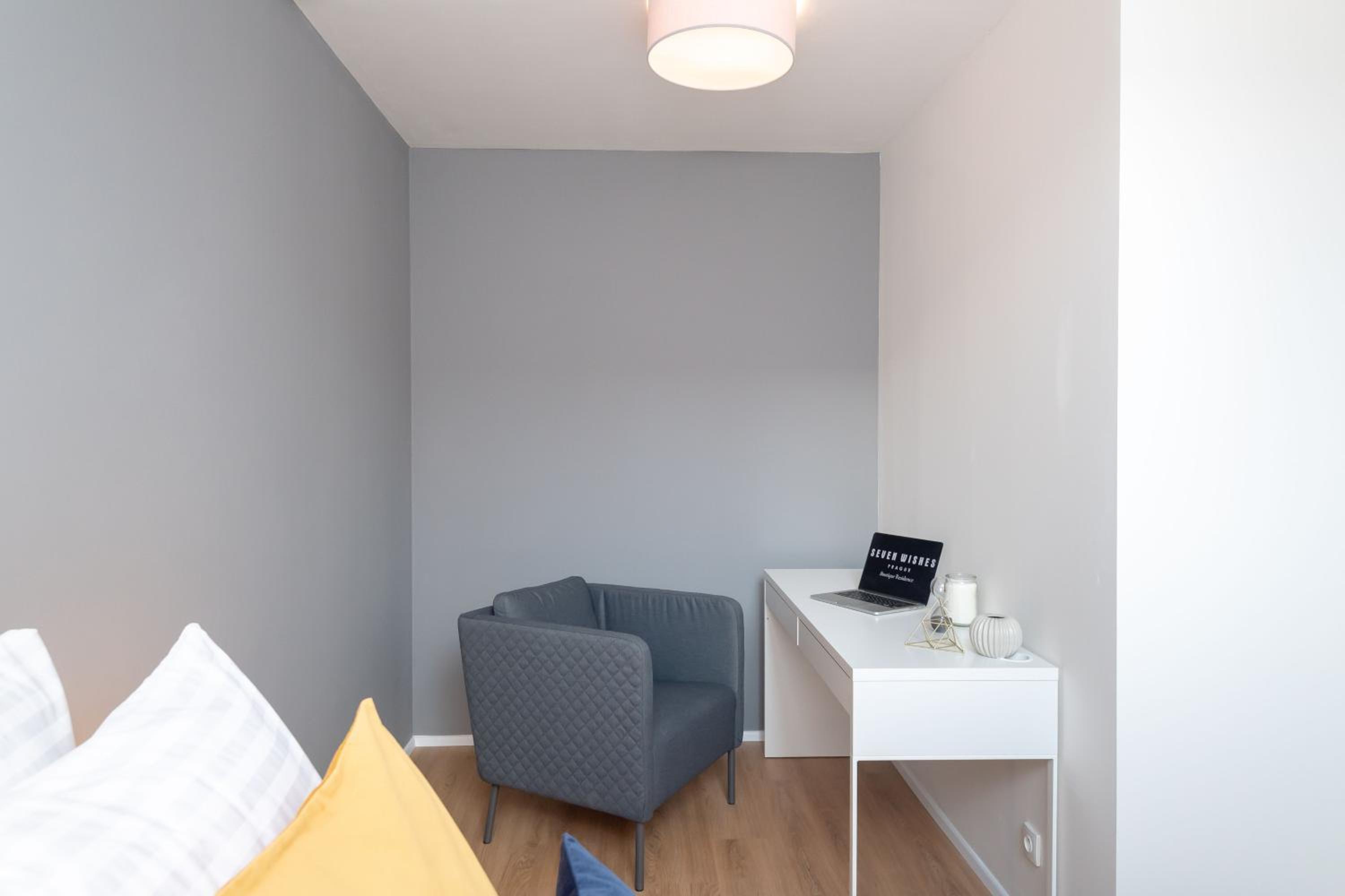 Luxury One-Bedroom Attic (4 Adults)