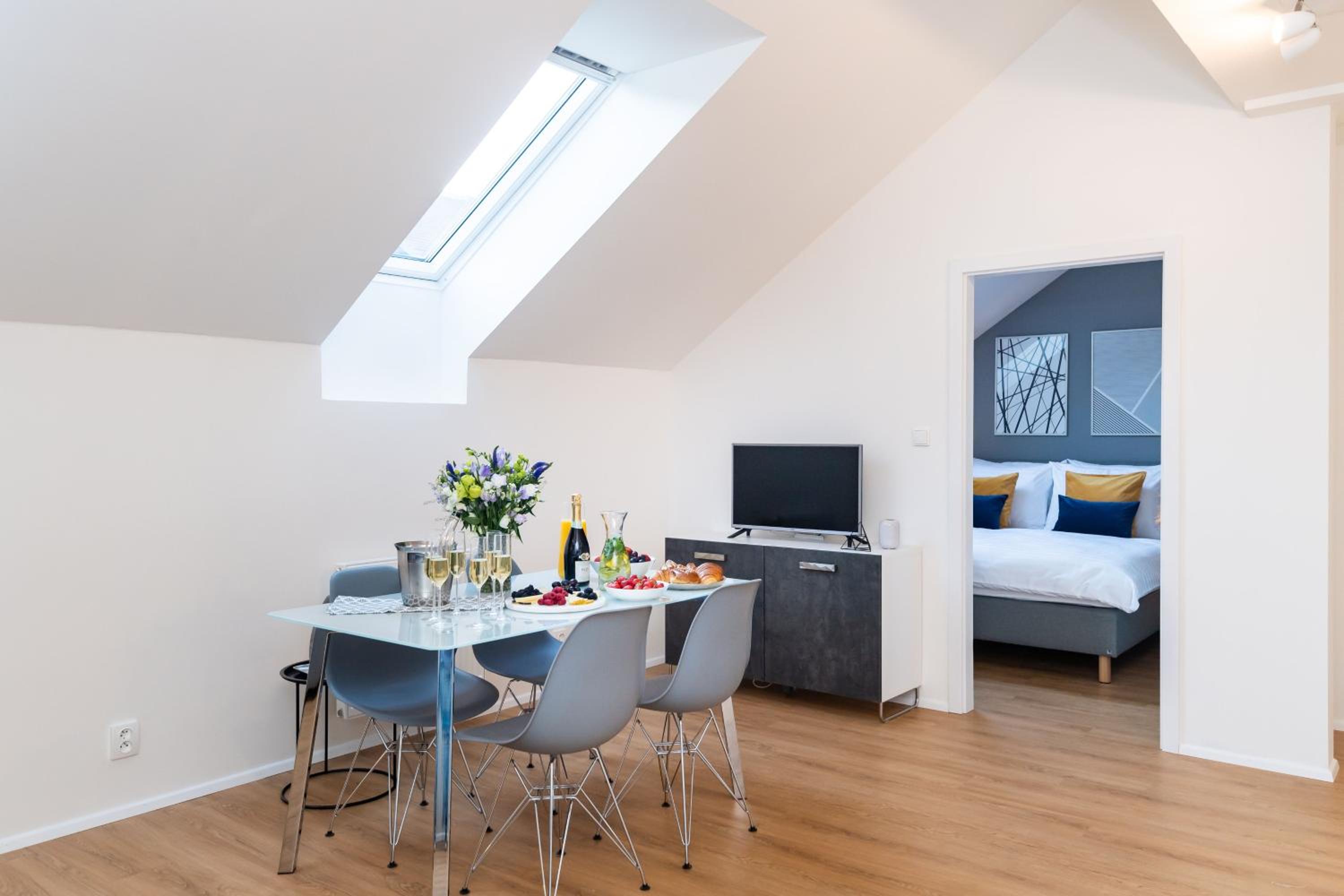Luxury One-Bedroom Attic (4 Adults)