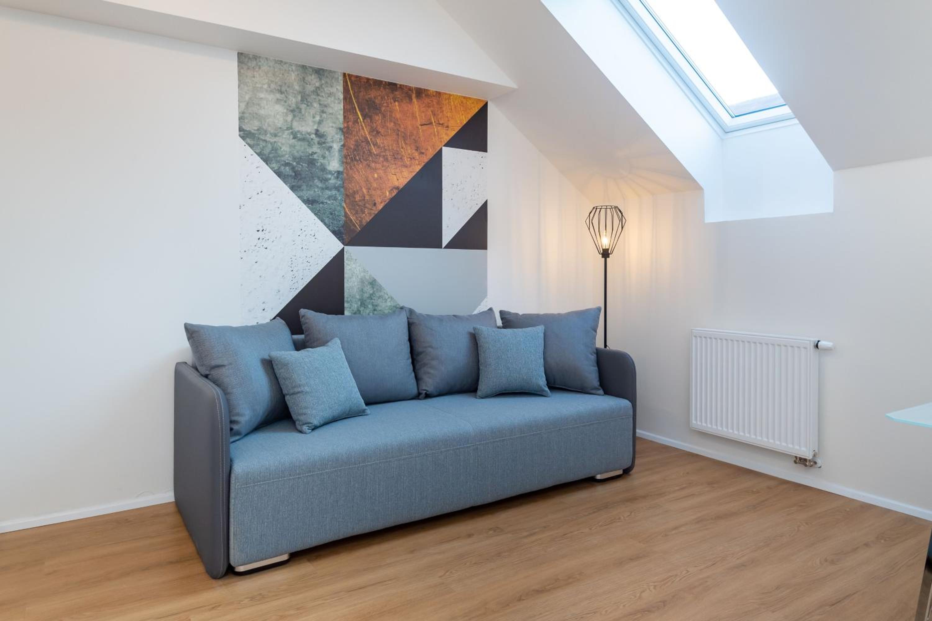 Luxury One-Bedroom Attic (4 Adults) thumbnail 5