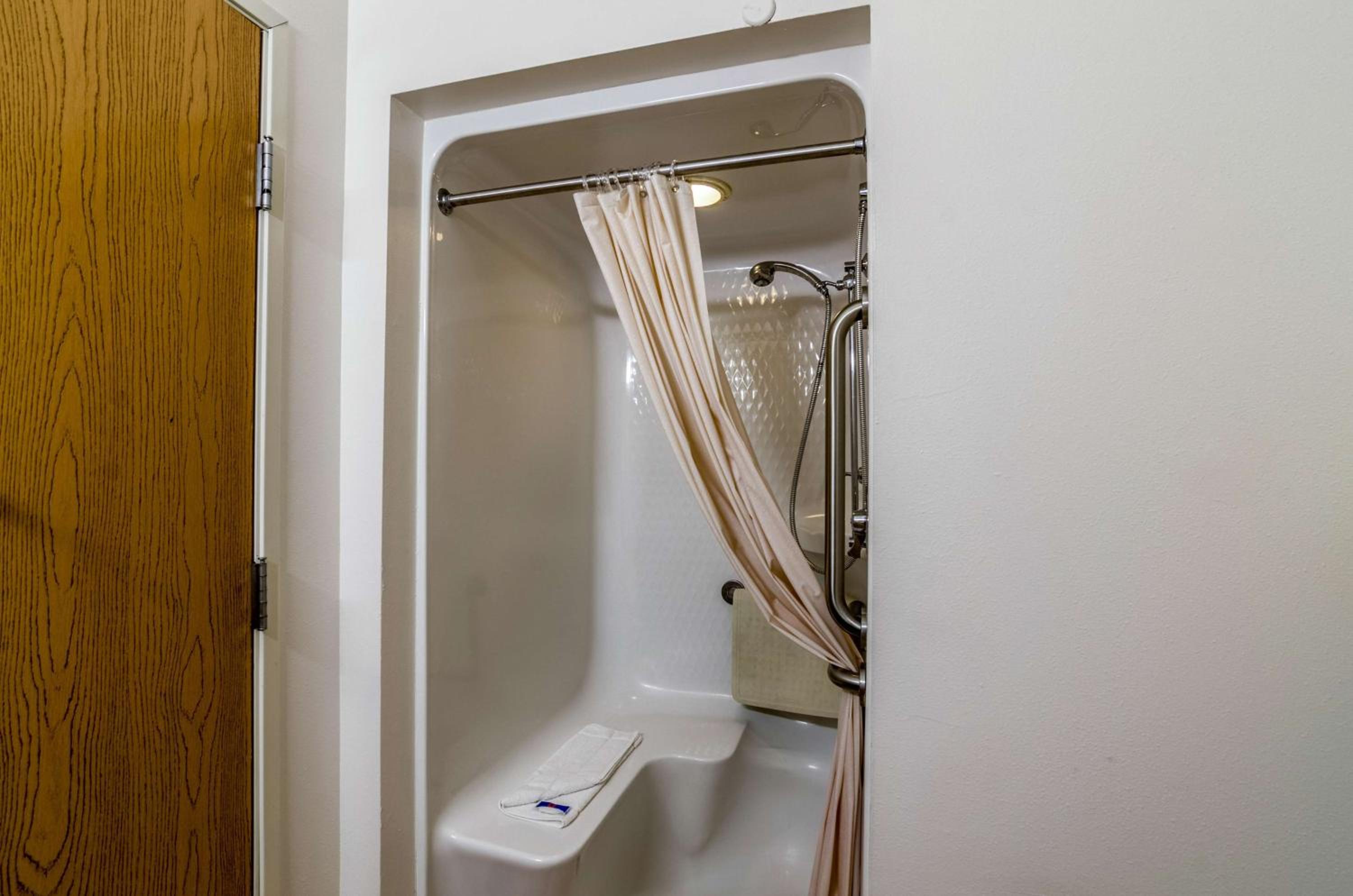 Queen Room - Non-Smoking - Photo 12