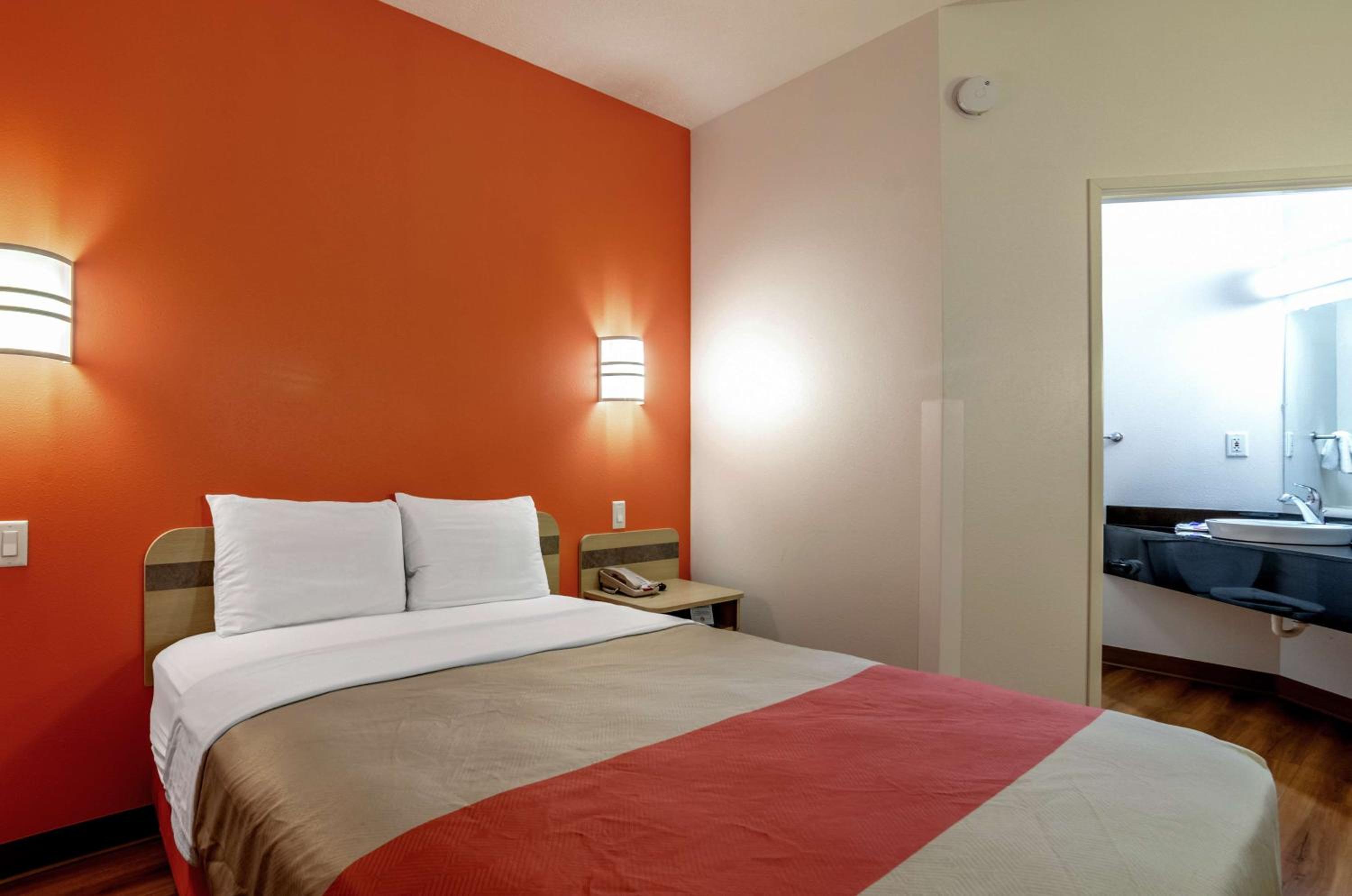 Queen Room - Non-Smoking - Photo 7