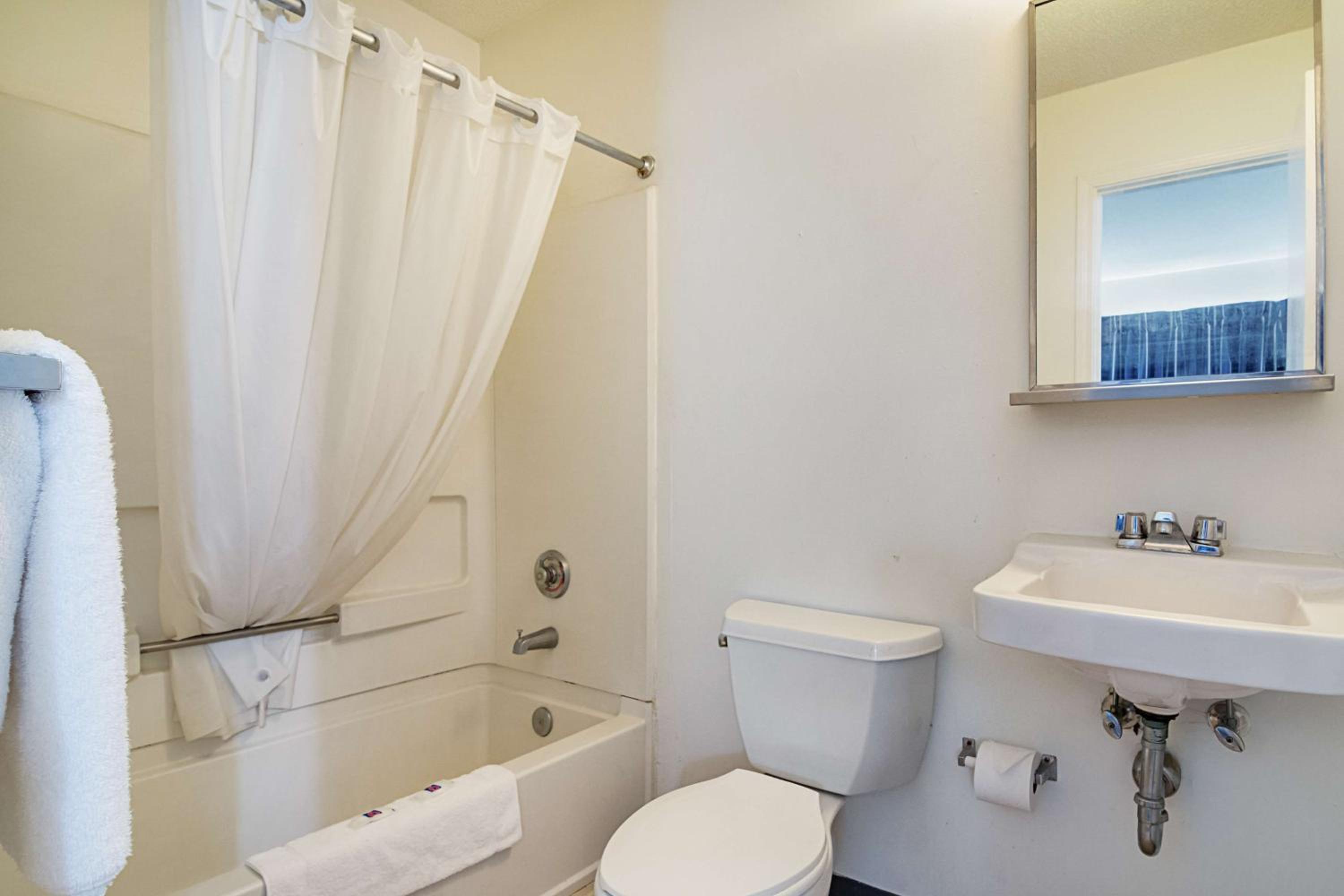 Queen Room - Disability Access - Roll in Shower - Photo 7