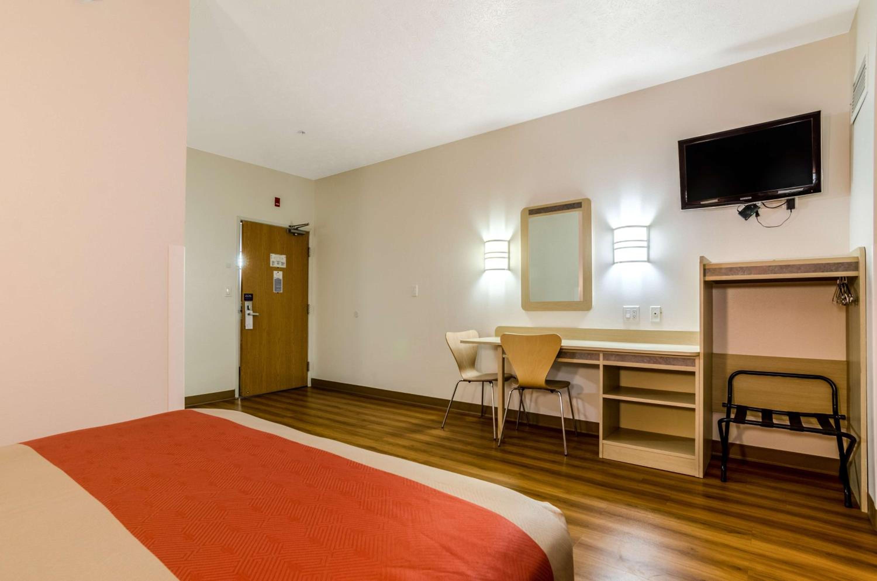 Queen Room - Non-Smoking - Photo 11