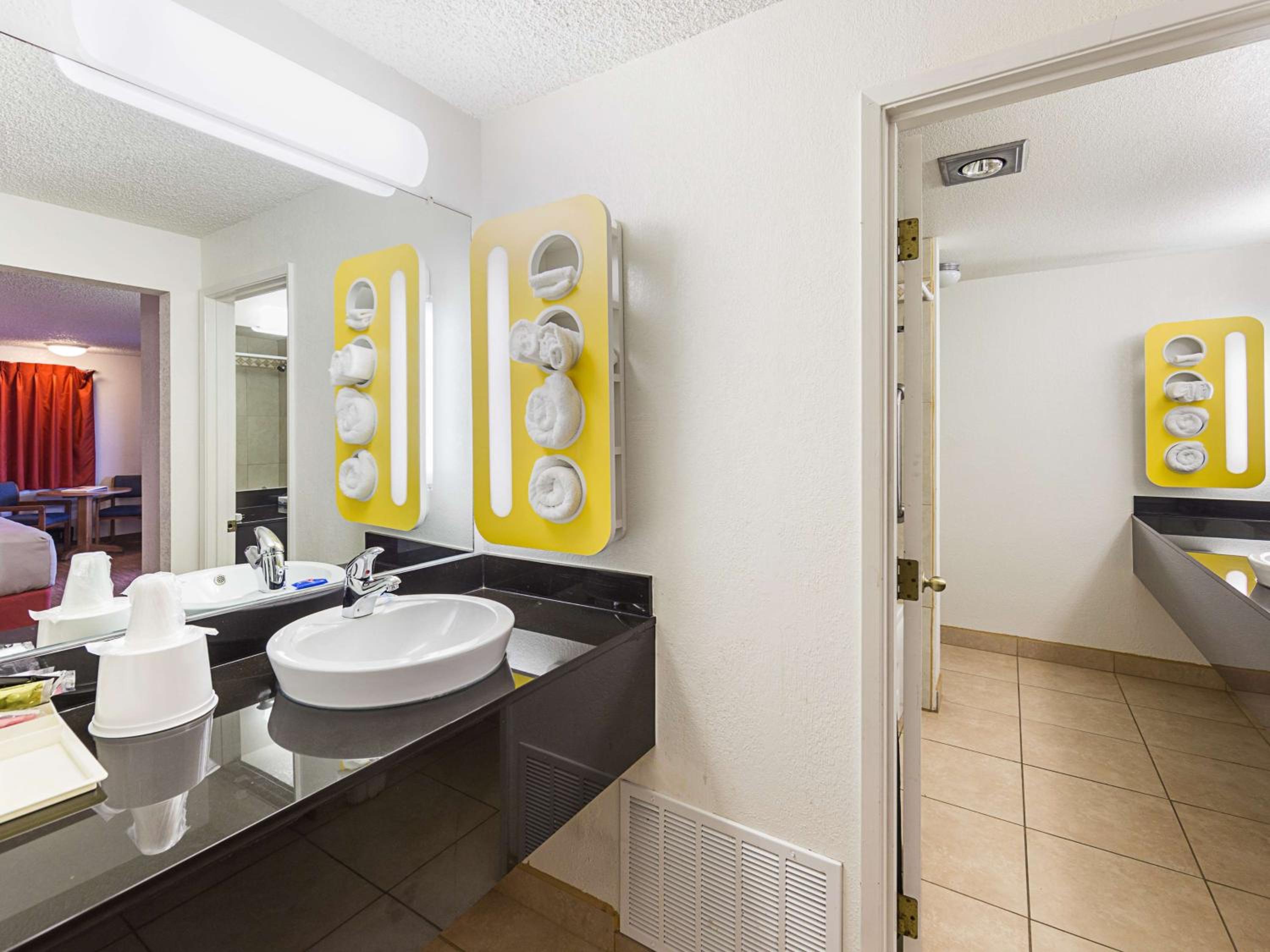 Deluxe King Room - Non-Smoking - Photo 6