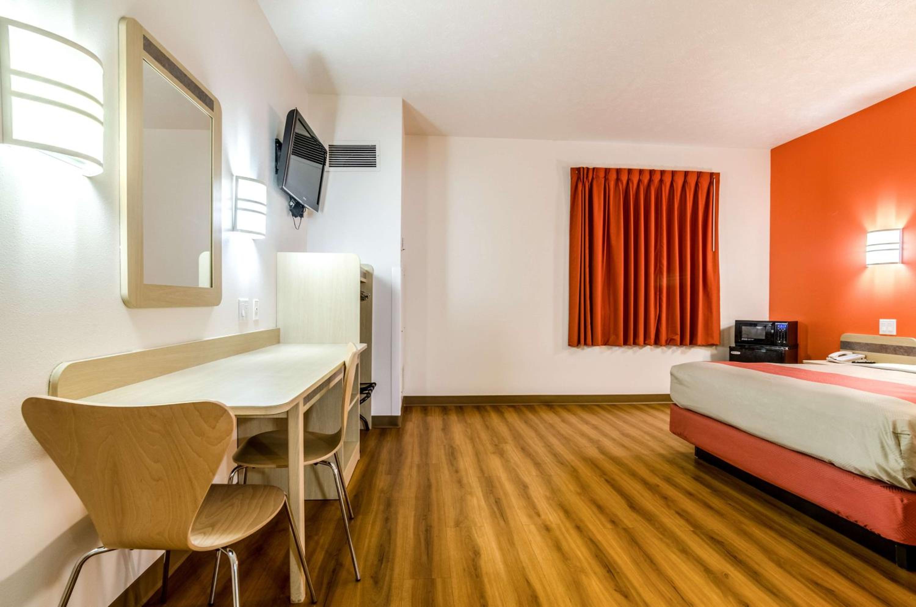 Queen Room - Non-Smoking - Photo 8