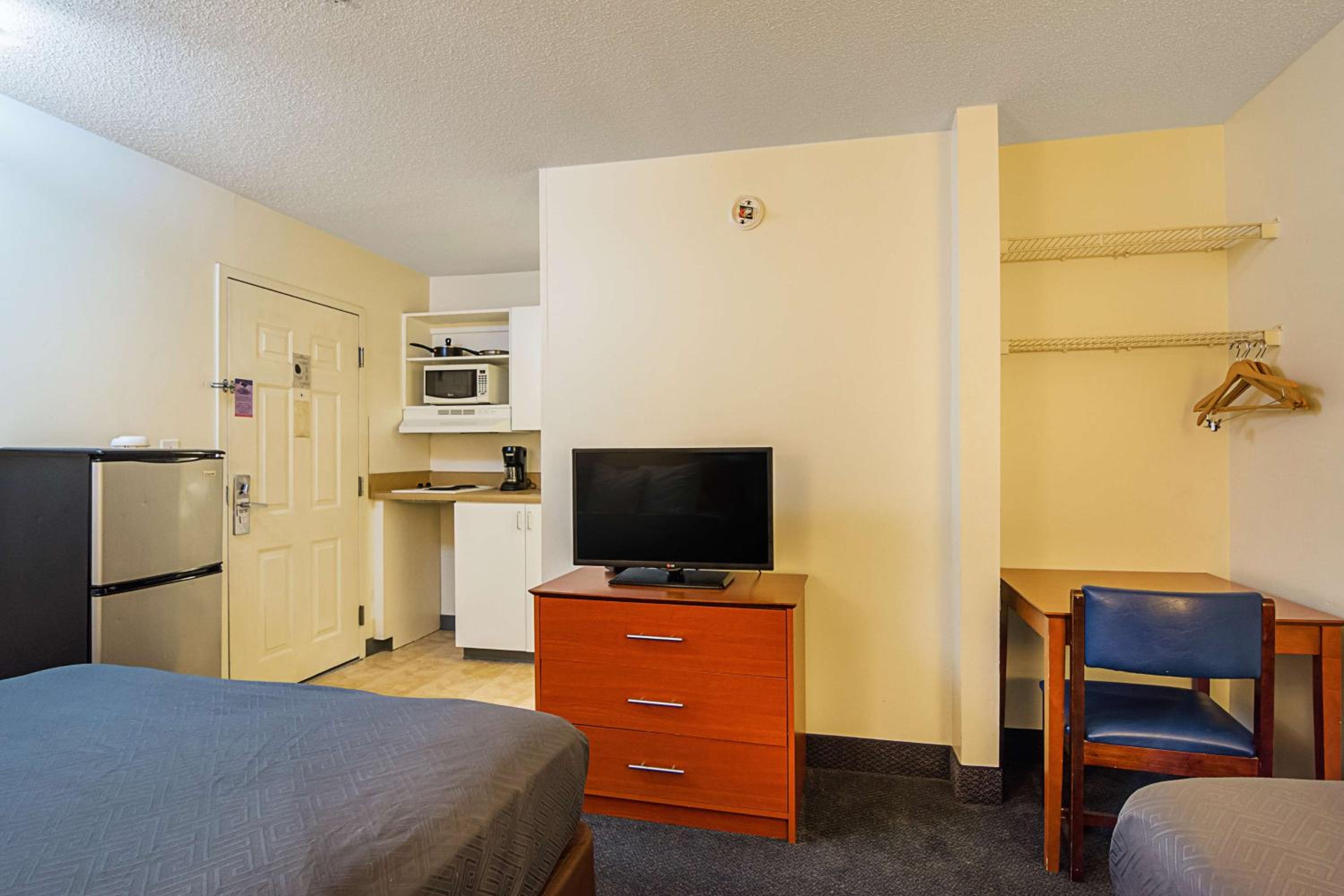 Quadruple Room - Smoking - Photo 13